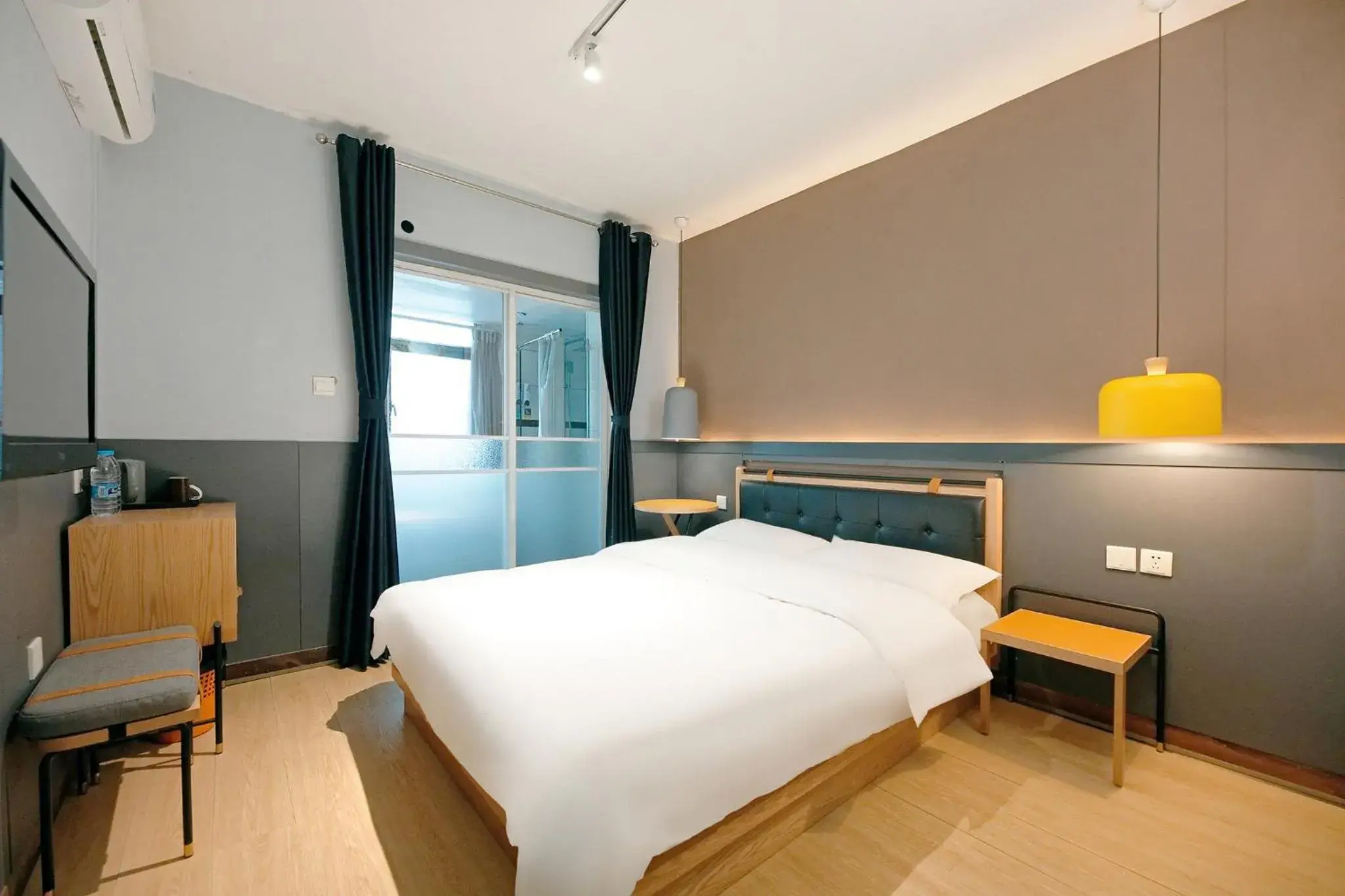 Standard Double Room in Kunming Upland International Youth Hostel ,near the city center ,2 mins walk to the subway, 2 mins walk to the Green Lake, Close to Yuan tong Temple, Old street, Yunnan University, convenient payment and visa cards are accepted Standard Double Room in Kunming Upland International Youth Hostel ,near the city center ,2 mins walk to the subway, 2 mins walk to the Green Lake, Close to Yuan tong Temple, Old street, Yunnan University, convenient payment and visa cards are accepted