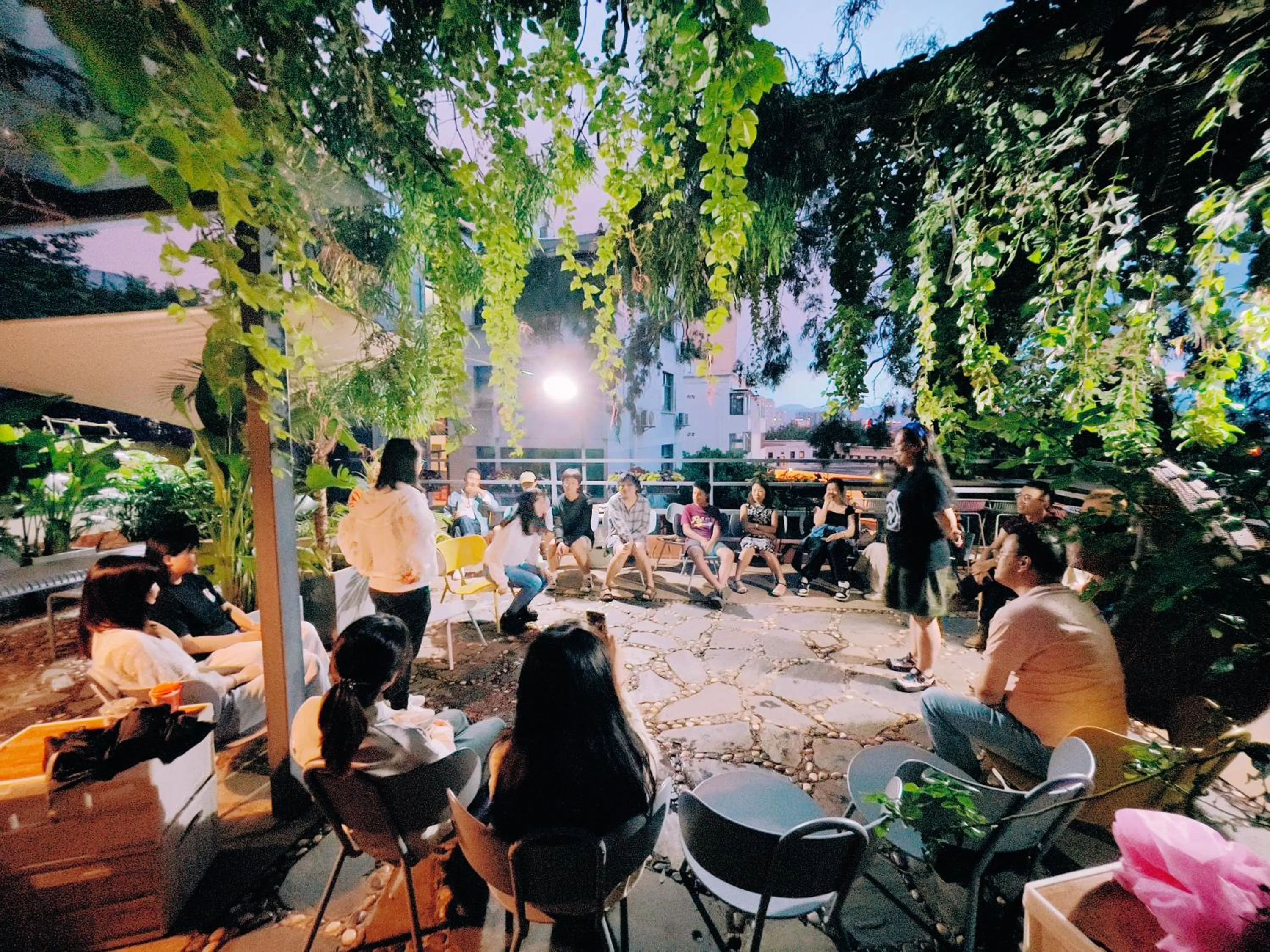 Garden view in Kunming Upland International Youth Hostel near the city center ,2 mins walk to the subway, 2 mins walk to the Green Lake, Close to Yuan tong Temple, Old street, Yunnan University, English-speaking service convenient payment and visa cards are accepted