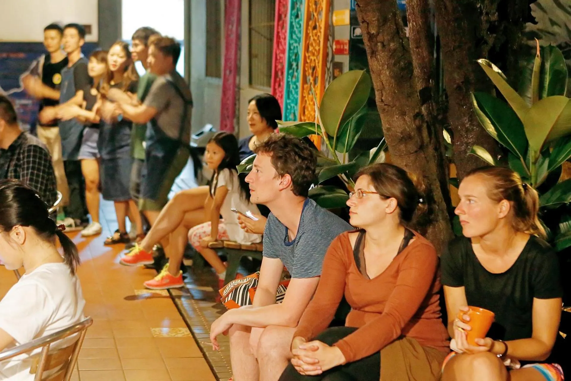 People in Kunming Upland International Youth Hostel near the city center ,2 mins walk to the subway, 2 mins walk to the Green Lake, Close to Yuan tong Temple, Old street, Yunnan University, English-speaking service convenient payment and visa cards are accepted