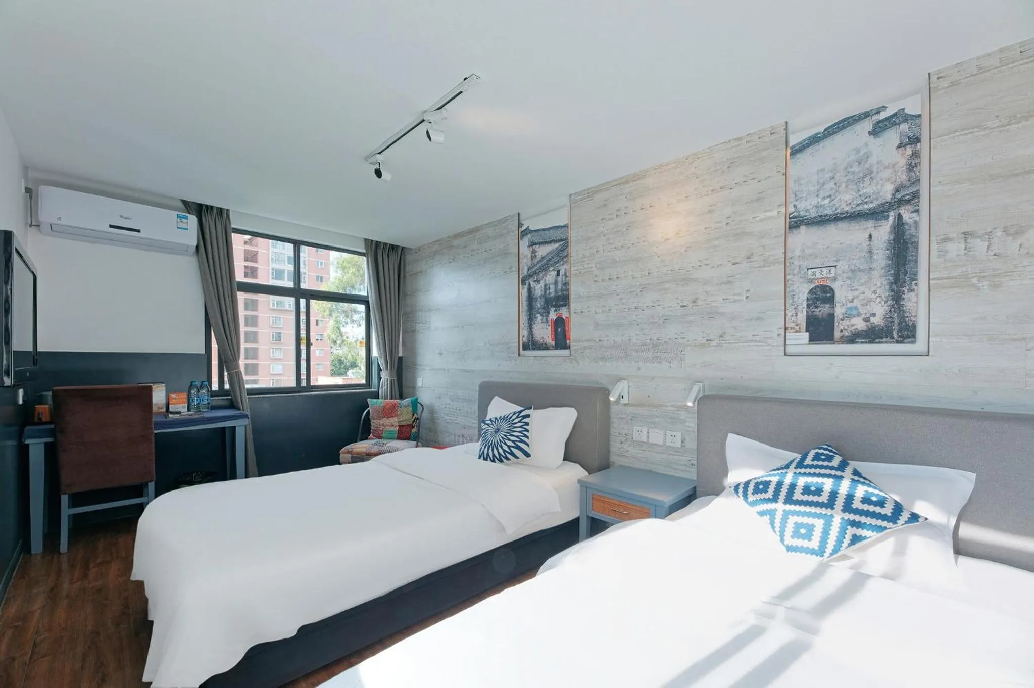 Photo of the whole room, Bed in Kunming Upland International Youth Hostel near the city center ,2 mins walk to the subway, 2 mins walk to the Green Lake, Close to Yuan tong Temple, Old street, Yunnan University, English-speaking service convenient payment and visa cards are accepted