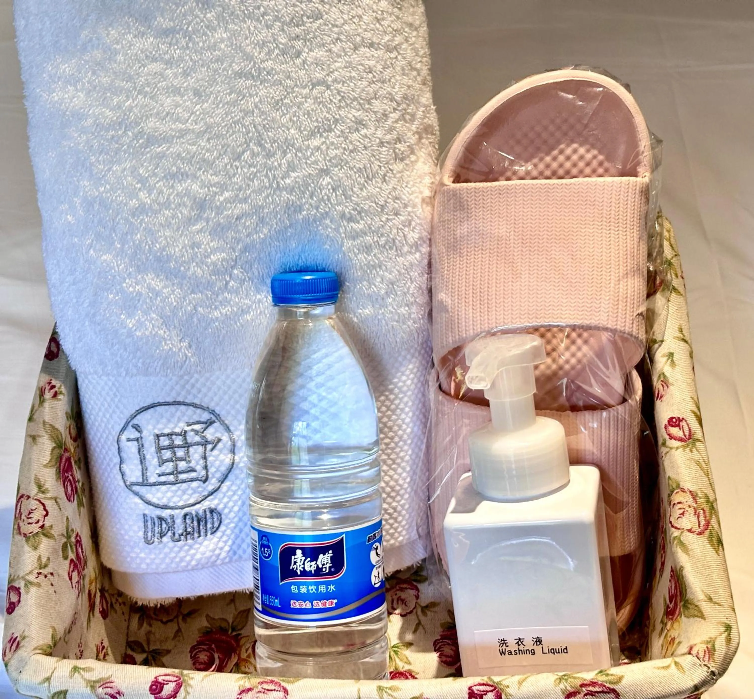 Property building in Kunming Upland International Youth Hostel near the city center ,2 mins walk to the subway, 2 mins walk to the Green Lake, Close to Yuan tong Temple, Old street, Yunnan University, English-speaking service convenient payment and visa cards are accepted