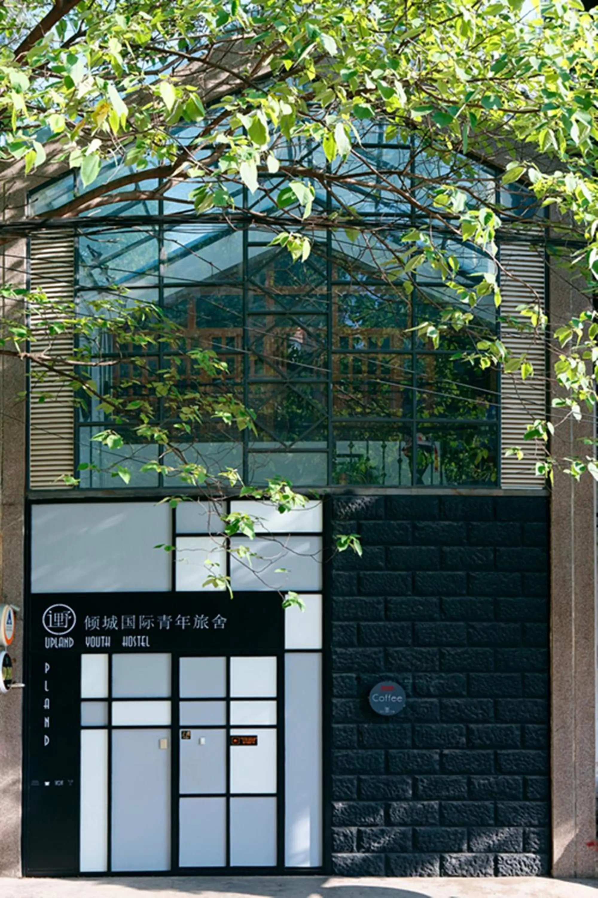 Property building in Kunming Upland International Youth Hostel near the city center ,2 mins walk to the subway, 2 mins walk to the Green Lake, Close to Yuan tong Temple, Old street, Yunnan University, English-speaking service convenient payment and visa cards are accepted