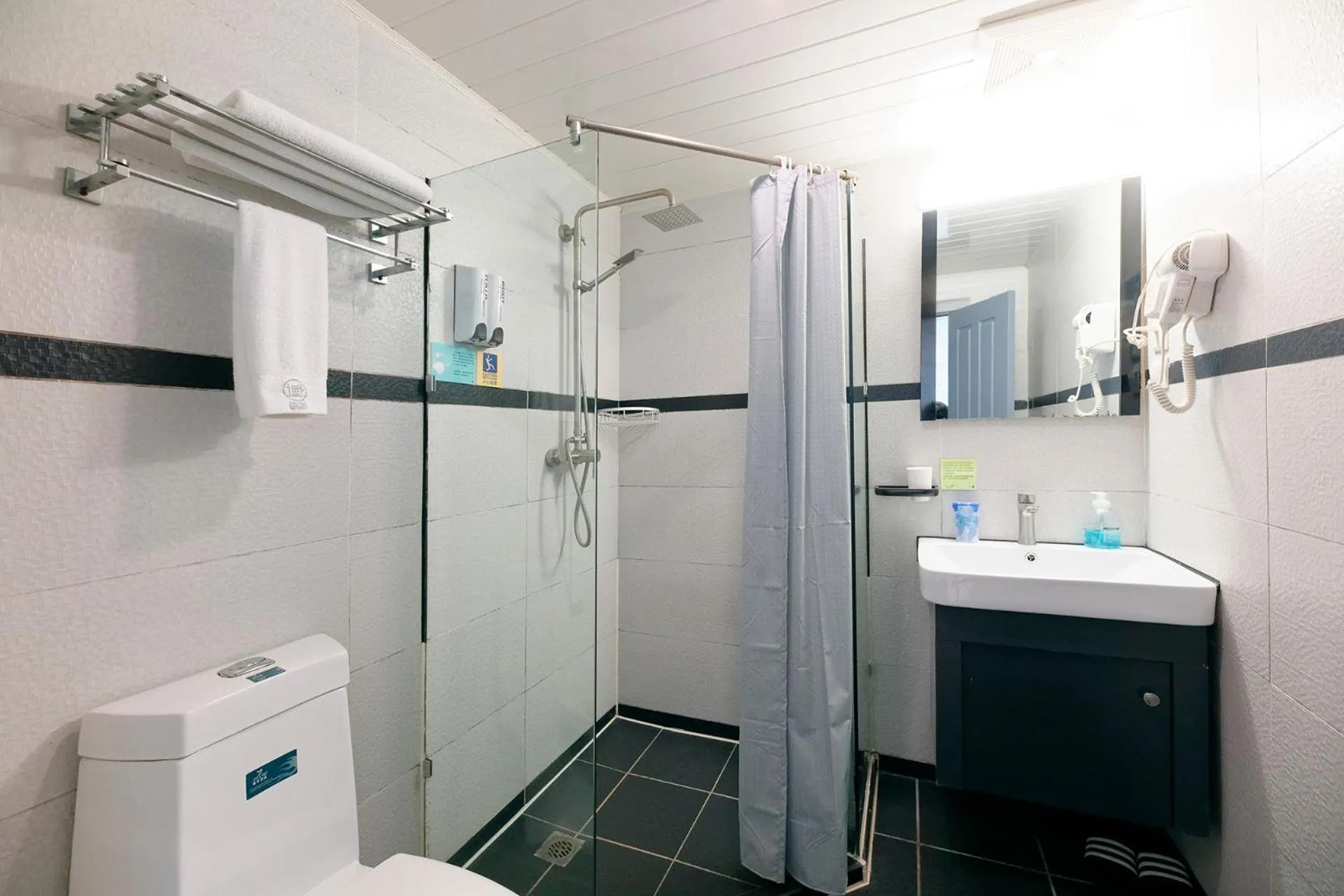 Bathroom in Kunming Upland International Youth Hostel near the city center ,2 mins walk to the subway, 2 mins walk to the Green Lake, Close to Yuan tong Temple, Old street, Yunnan University, English-speaking service convenient payment and visa cards are accepted
