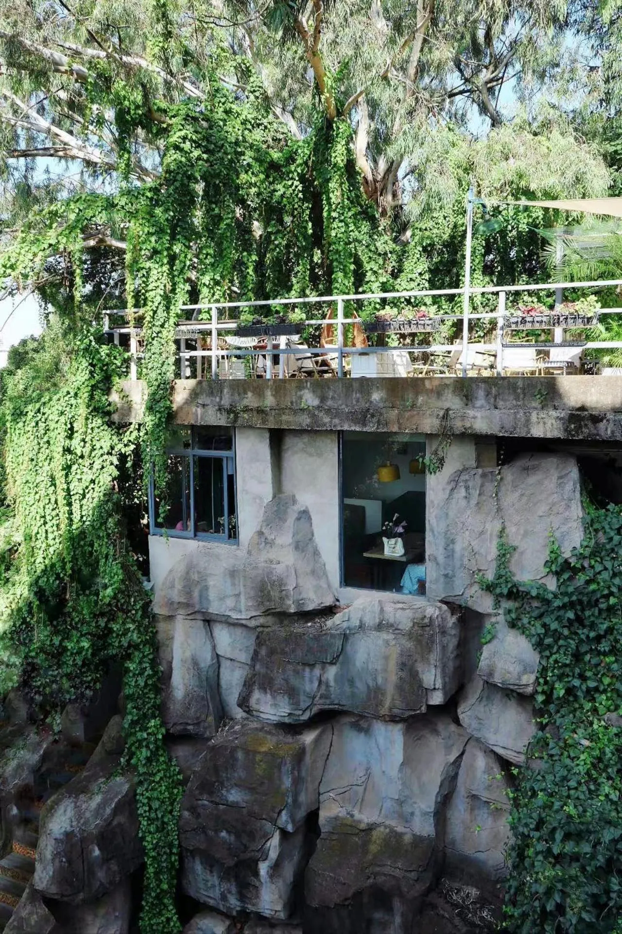 Property building in Kunming Upland International Youth Hostel near the city center ,2 mins walk to the subway, 2 mins walk to the Green Lake, Close to Yuan tong Temple, Old street, Yunnan University, English-speaking service convenient payment and visa cards are accepted