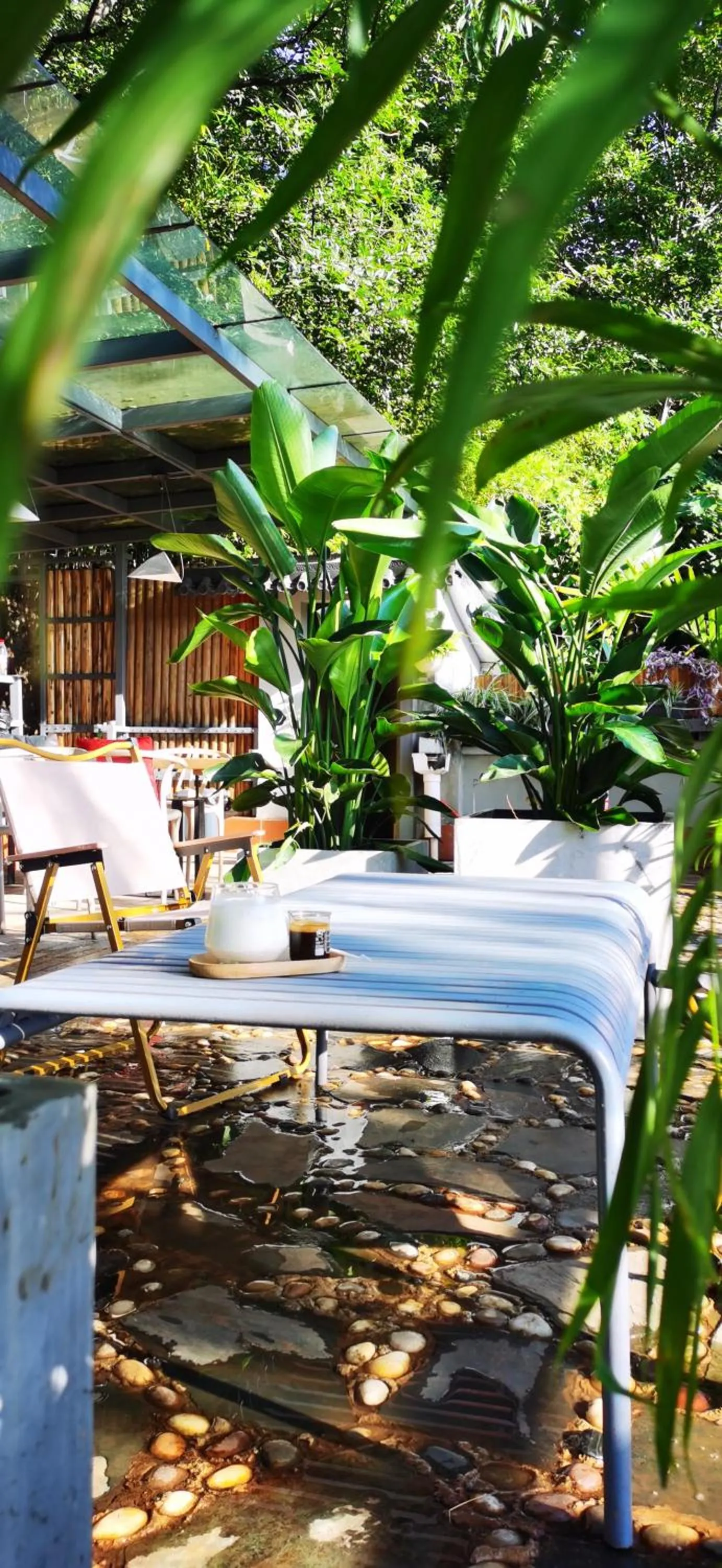 Property building in Kunming Upland International Youth Hostel near the city center ,2 mins walk to the subway, 2 mins walk to the Green Lake, Close to Yuan tong Temple, Old street, Yunnan University, English-speaking service convenient payment and visa cards are accepted