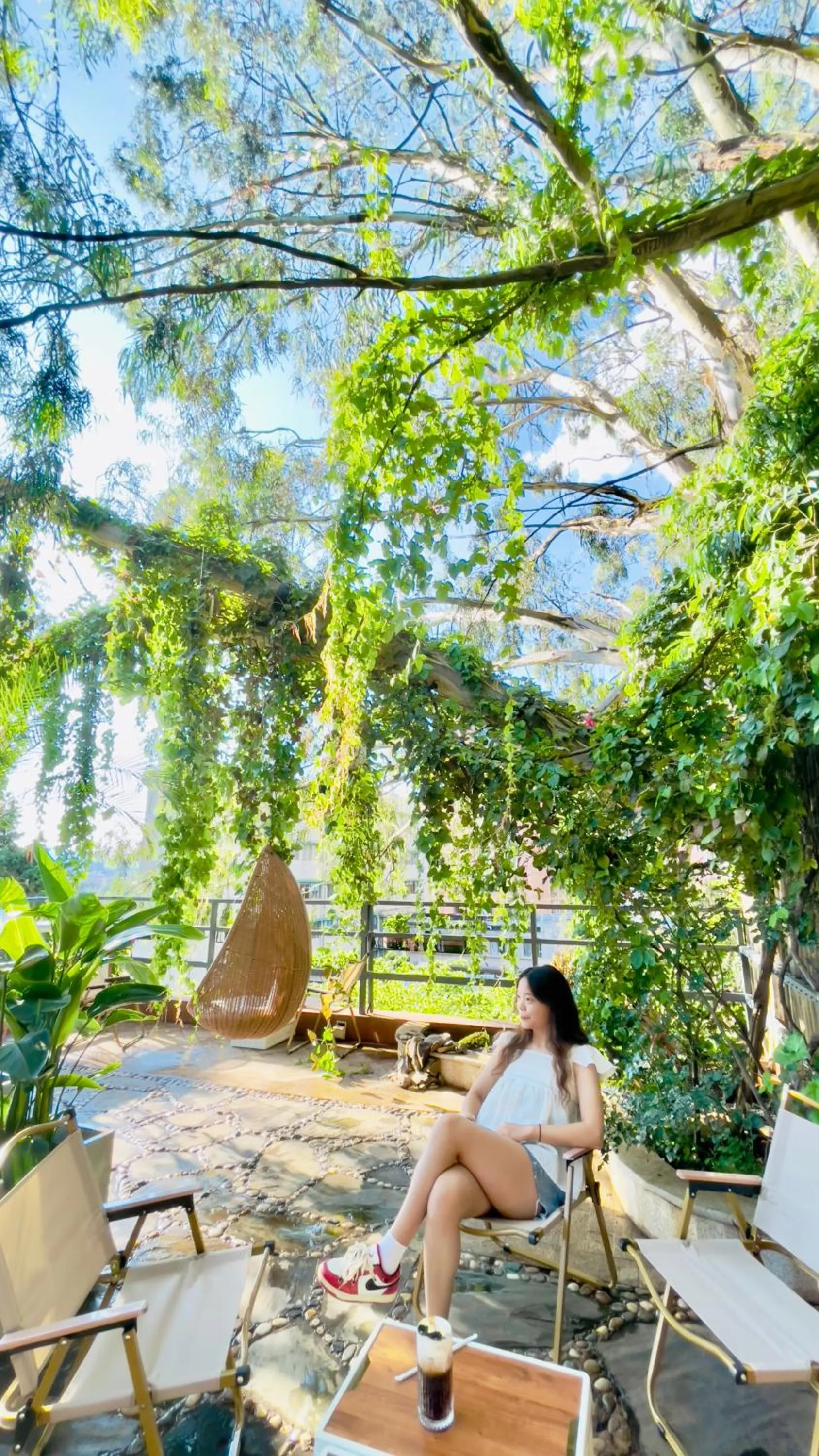 Property building in Kunming Upland International Youth Hostel near the city center ,2 mins walk to the subway, 2 mins walk to the Green Lake, Close to Yuan tong Temple, Old street, Yunnan University, English-speaking service convenient payment and visa cards are accepted