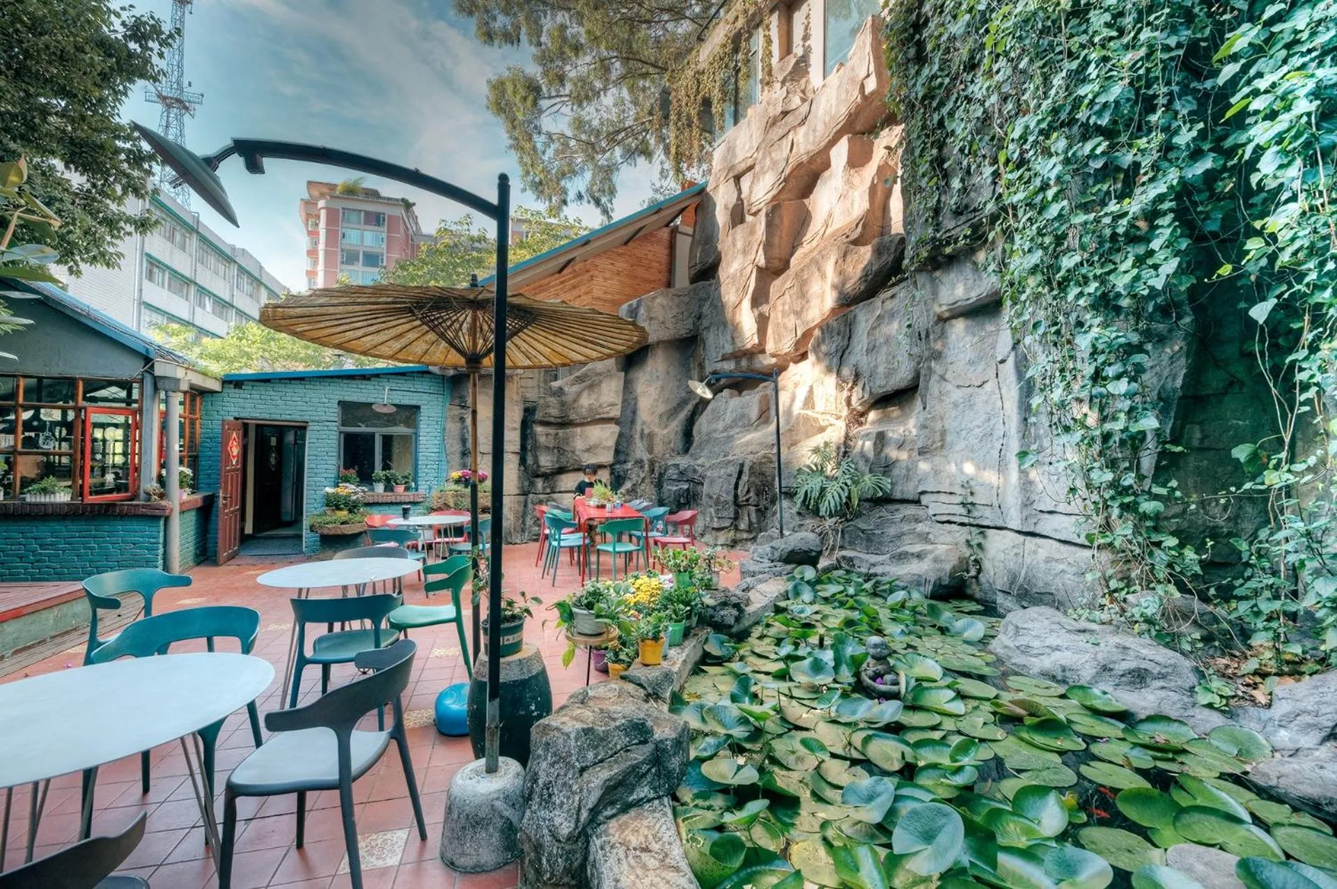 Restaurant/places to eat in Kunming Upland International Youth Hostel near the city center ,2 mins walk to the subway, 2 mins walk to the Green Lake, Close to Yuan tong Temple, Old street, Yunnan University, English-speaking service convenient payment and visa cards are accepted