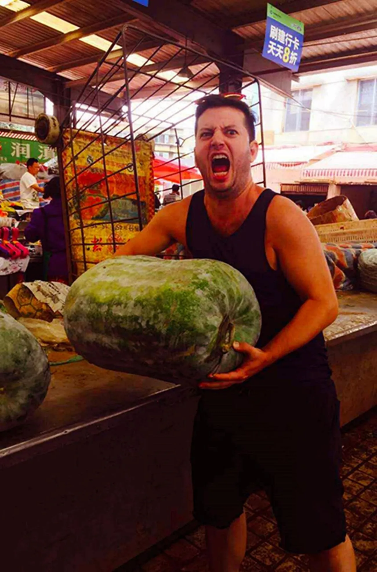 People in Kunming Upland International Youth Hostel near the city center ,2 mins walk to the subway, 2 mins walk to the Green Lake, Close to Yuan tong Temple, Old street, Yunnan University, English-speaking service convenient payment and visa cards are accepted