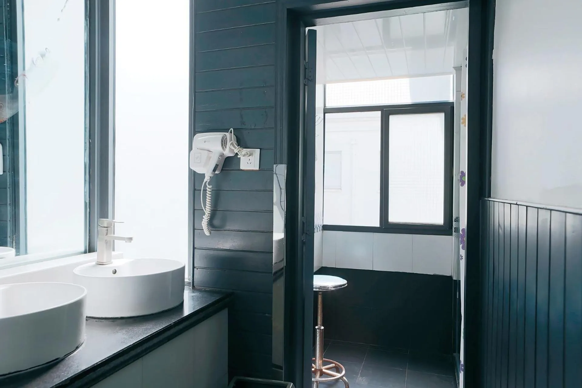 Bathroom in Kunming Upland International Youth Hostel near the city center ,2 mins walk to the subway, 2 mins walk to the Green Lake, Close to Yuan tong Temple, Old street, Yunnan University, English-speaking service convenient payment and visa cards are accepted