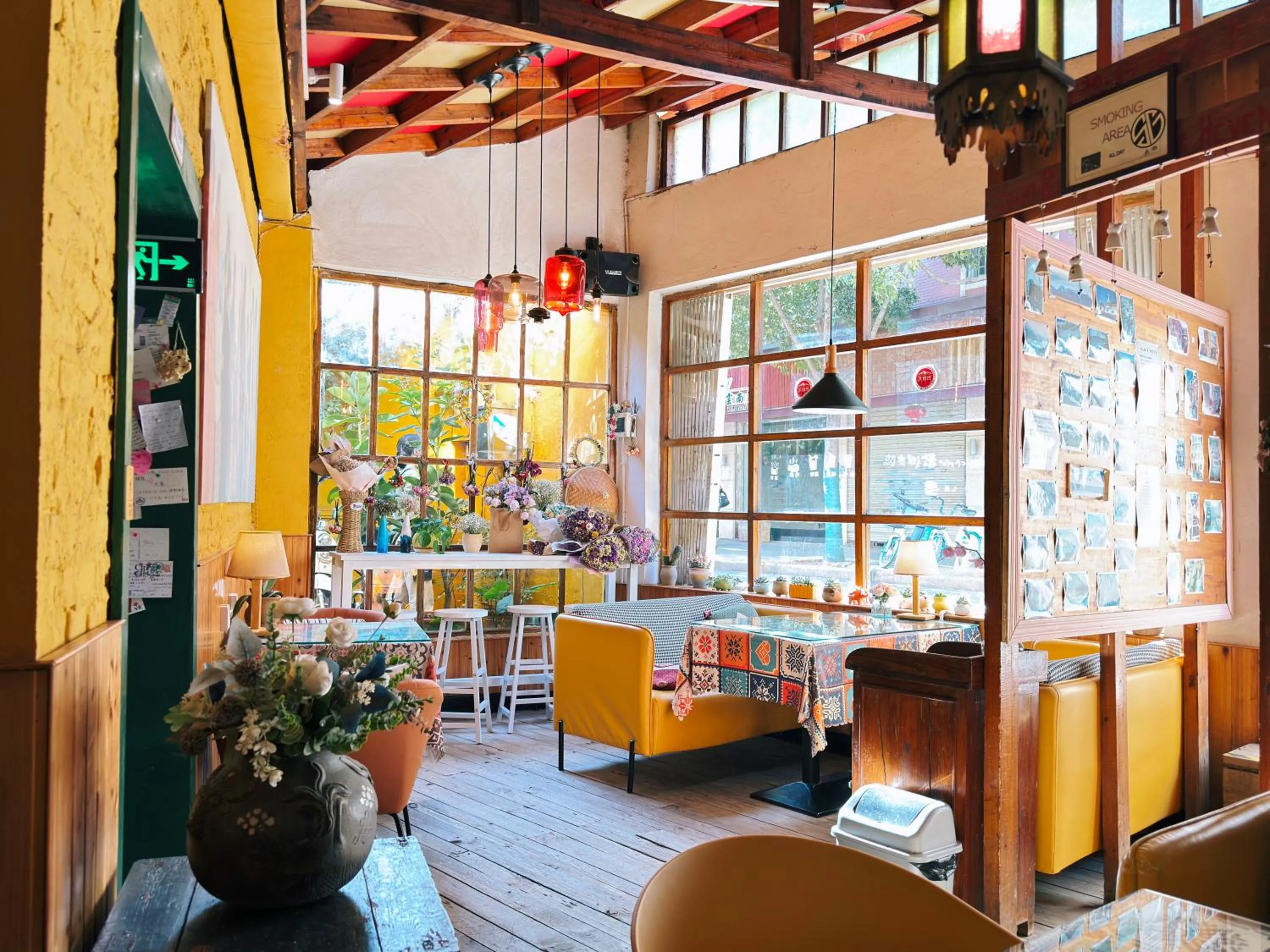 Restaurant/places to eat in The Cloudland International Youth Hostel Close to the city center,15 min walks to the subway, Close to the night market, old street, green lake, English-speaking service, free Activity convenient payment and visa cards are accepted