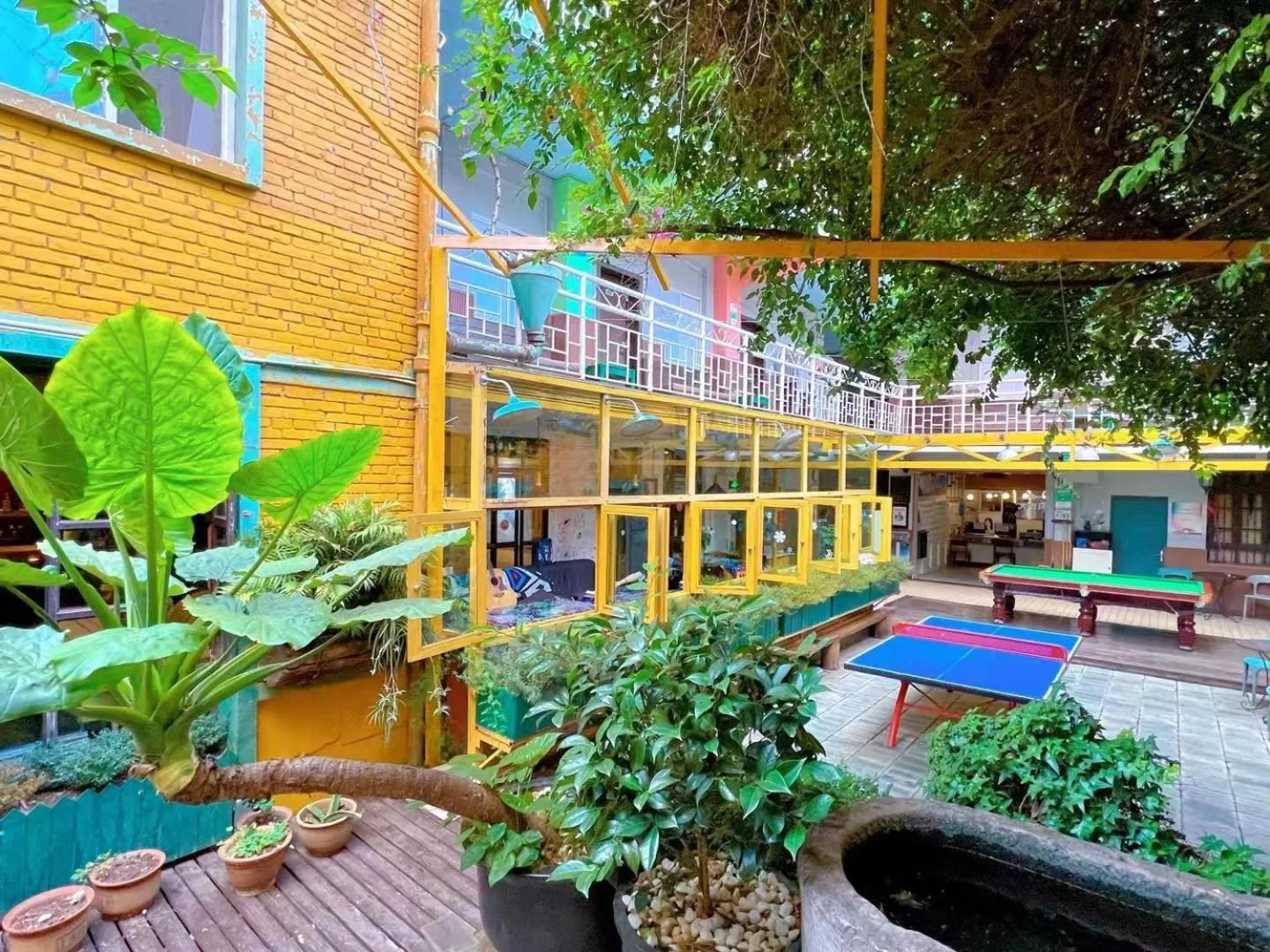 Inner courtyard view in The Cloudland International Youth Hostel Close to the city center,15 min walks to the subway, Close to the night market, old street, green lake, English-speaking service, free Activity convenient payment and visa cards are accepted