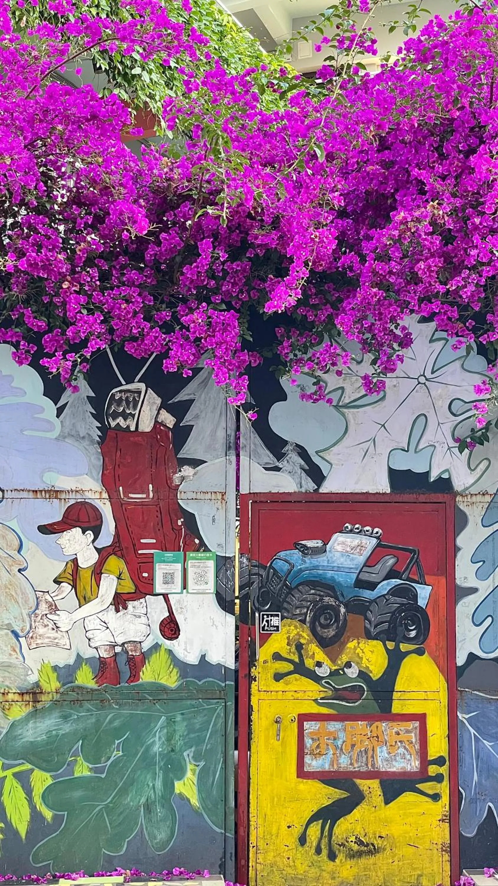 Property building in The Cloudland International Youth Hostel Close to the city center,15 min walks to the subway, Close to the night market, old street, green lake, English-speaking service, free Activity convenient payment and visa cards are accepted