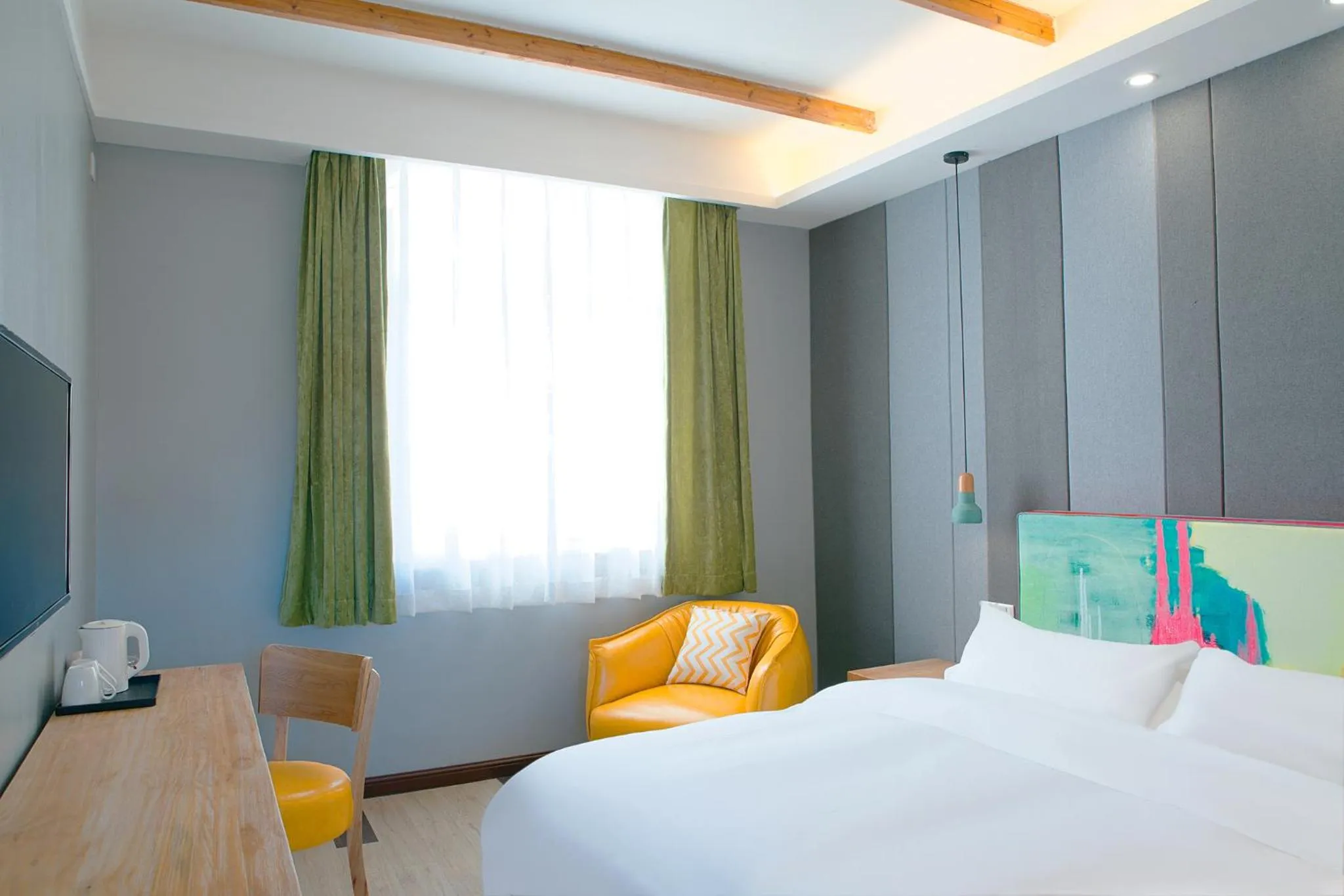 Bed in The Cloudland International Youth Hostel Close to the city center,15 min walks to the subway, Close to the night market, old street, green lake, English-speaking service, free Activity convenient payment and visa cards are accepted