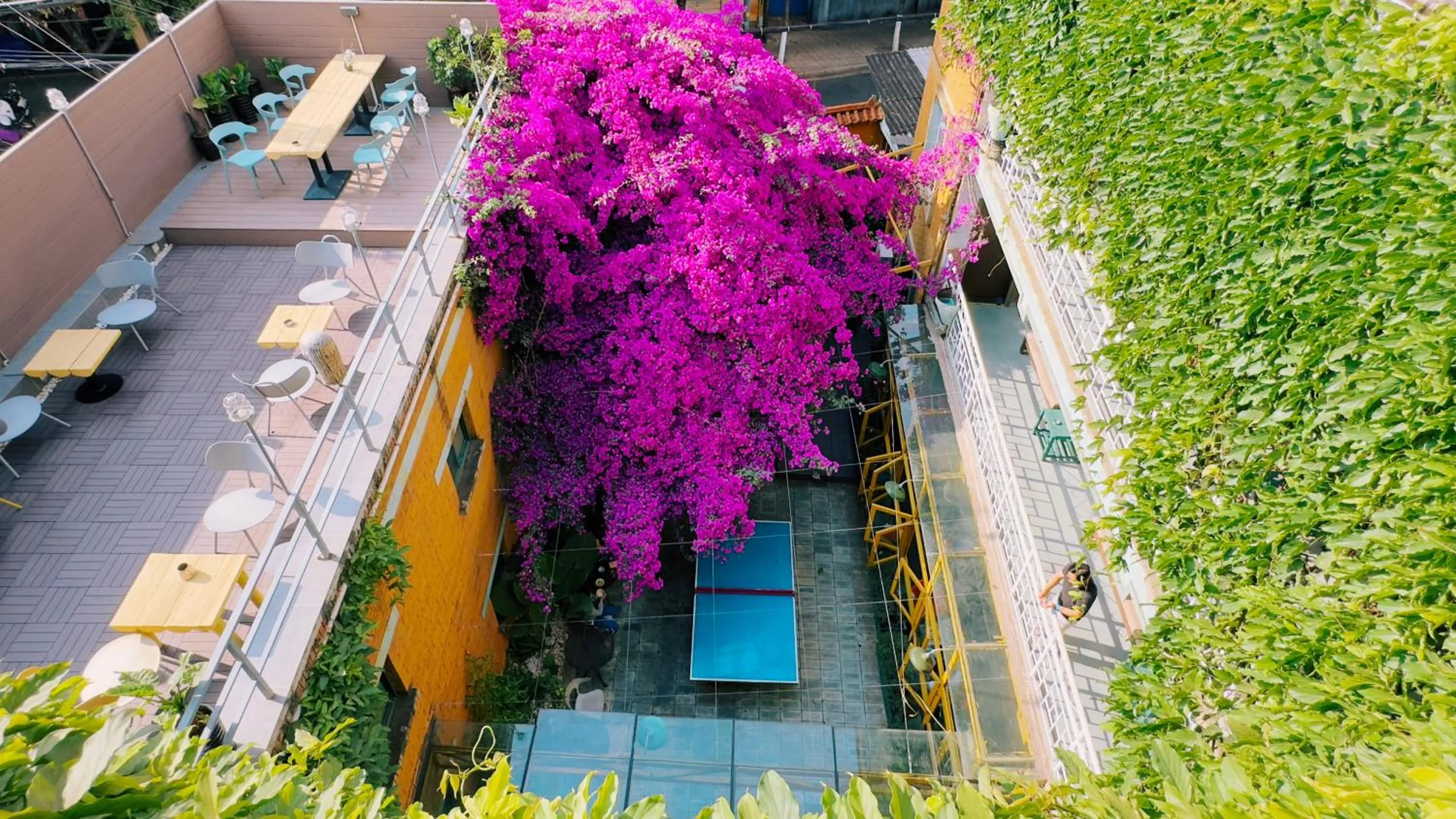 Property building in The Cloudland International Youth Hostel Close to the city center,15 min walks to the subway, Close to the night market, old street, green lake, English-speaking service, free Activity convenient payment and visa cards are accepted