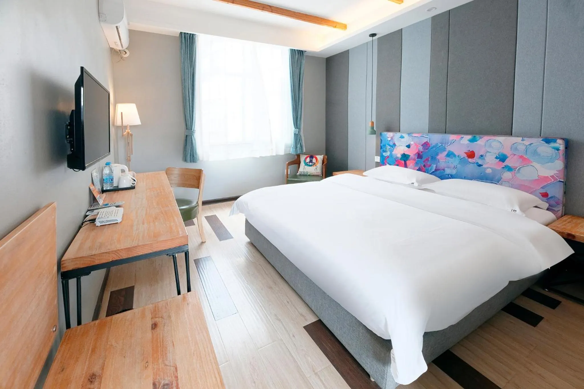 Bed in The Cloudland International Youth Hostel Close to the city center,15 min walks to the subway, Close to the night market, old street, green lake, English-speaking service, free Activity convenient payment and visa cards are accepted
