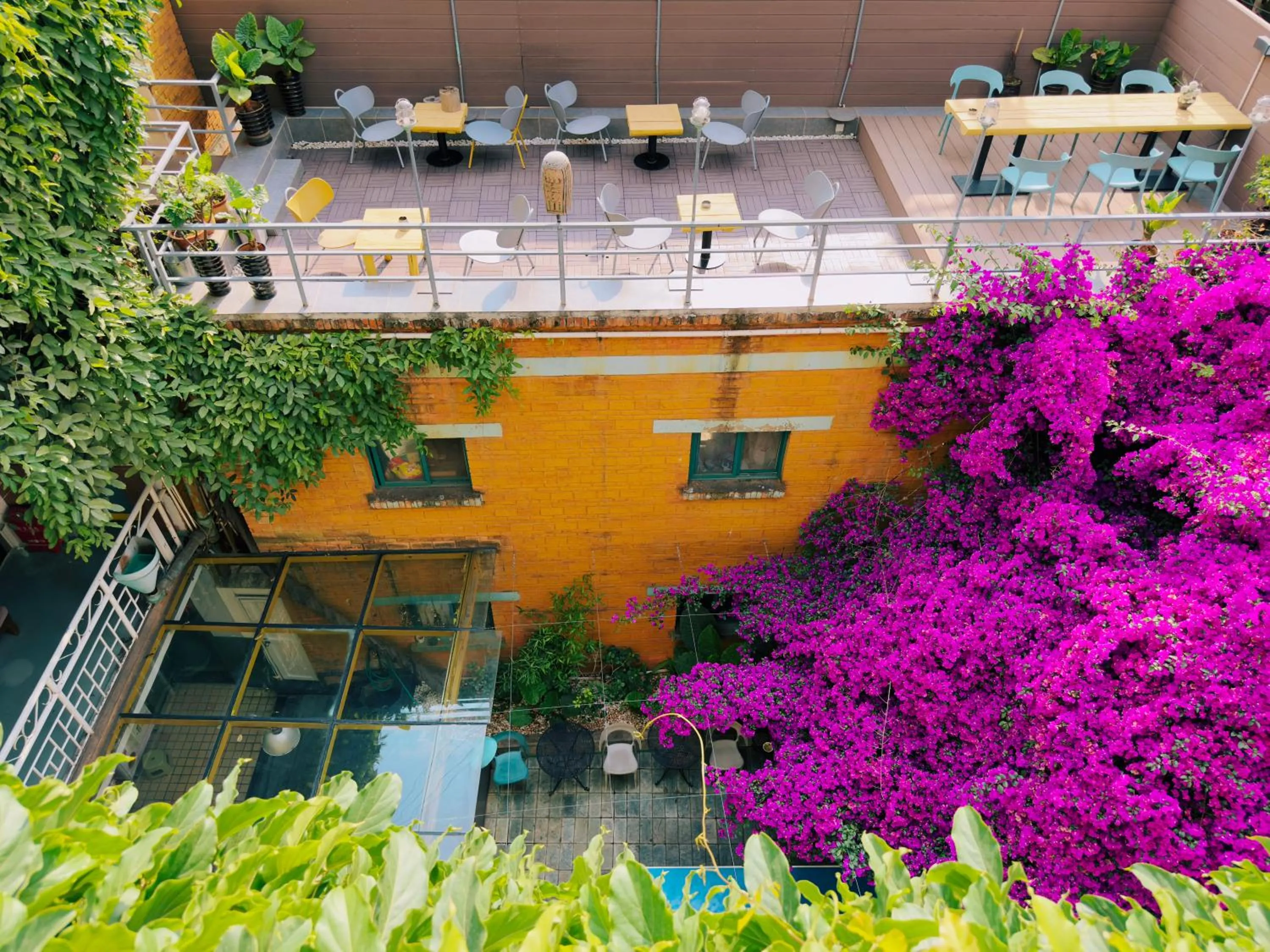 Property building in The Cloudland International Youth Hostel Close to the city center,15 min walks to the subway, Close to the night market, old street, green lake, English-speaking service, free Activity convenient payment and visa cards are accepted