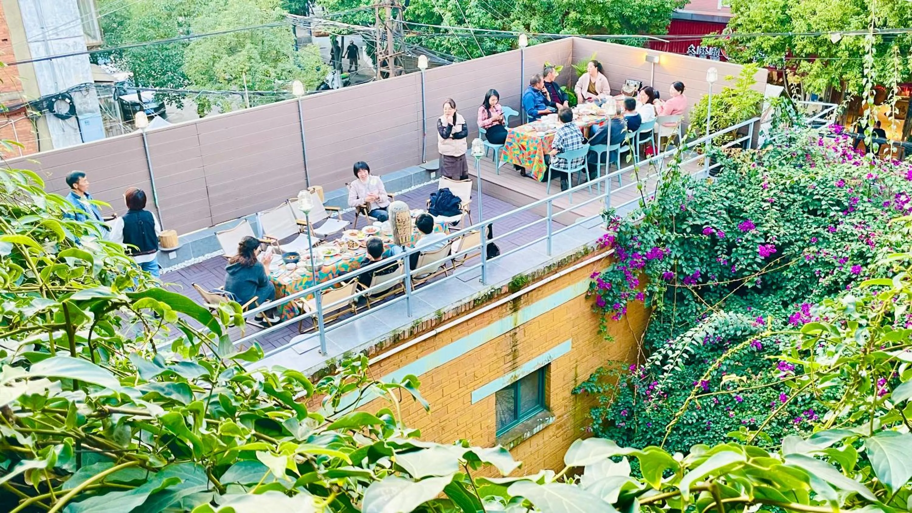 Property building in The Cloudland International Youth Hostel Close to the city center,15 min walks to the subway, Close to the night market, old street, green lake, English-speaking service, free Activity convenient payment and visa cards are accepted