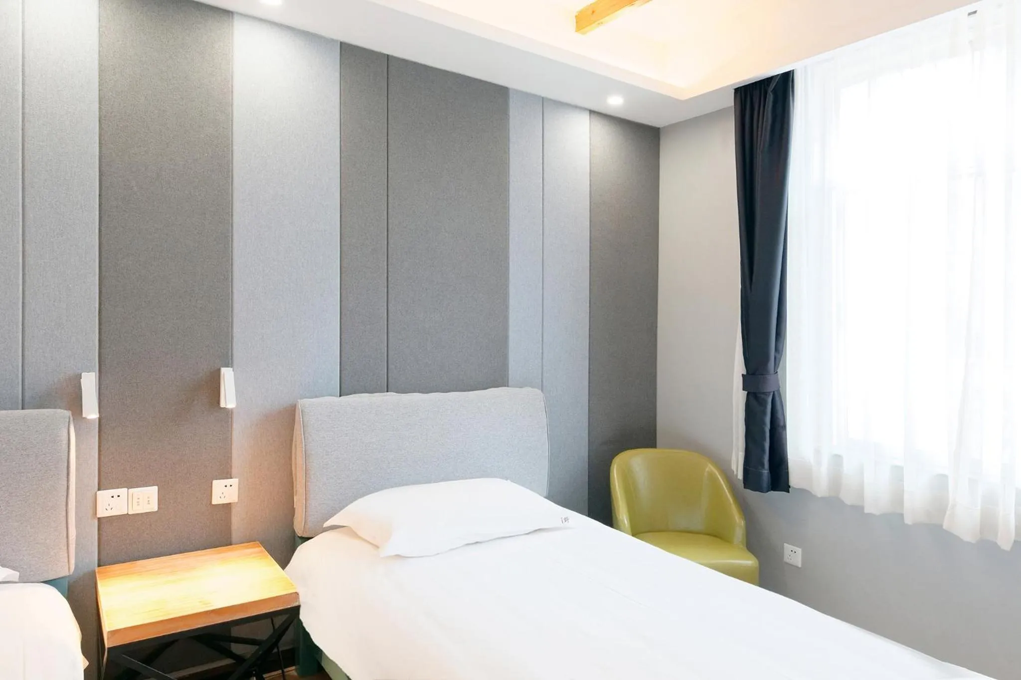 Bed in The Cloudland International Youth Hostel Close to the city center,15 min walks to the subway, Close to the night market, old street, green lake, English-speaking service, free Activity convenient payment and visa cards are accepted