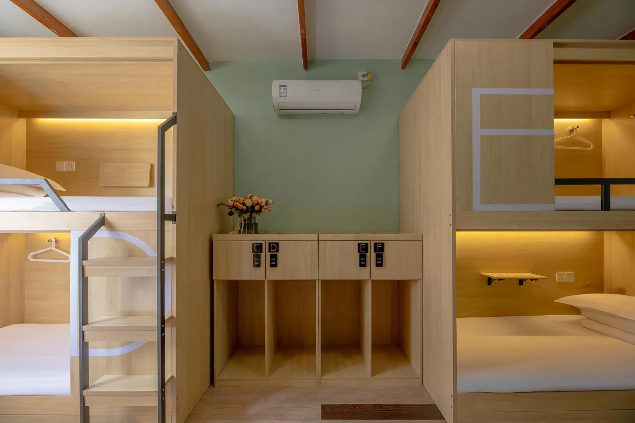 Bed in The Cloudland International Youth Hostel Close to the city center,15 min walks to the subway, Close to the night market, old street, green lake, English-speaking service, free Activity convenient payment and visa cards are accepted