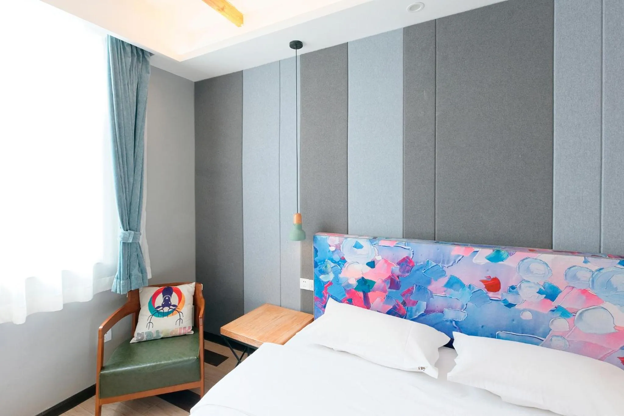 Bed in The Cloudland International Youth Hostel Close to the city center,15 min walks to the subway, Close to the night market, old street, green lake, English-speaking service, free Activity convenient payment and visa cards are accepted