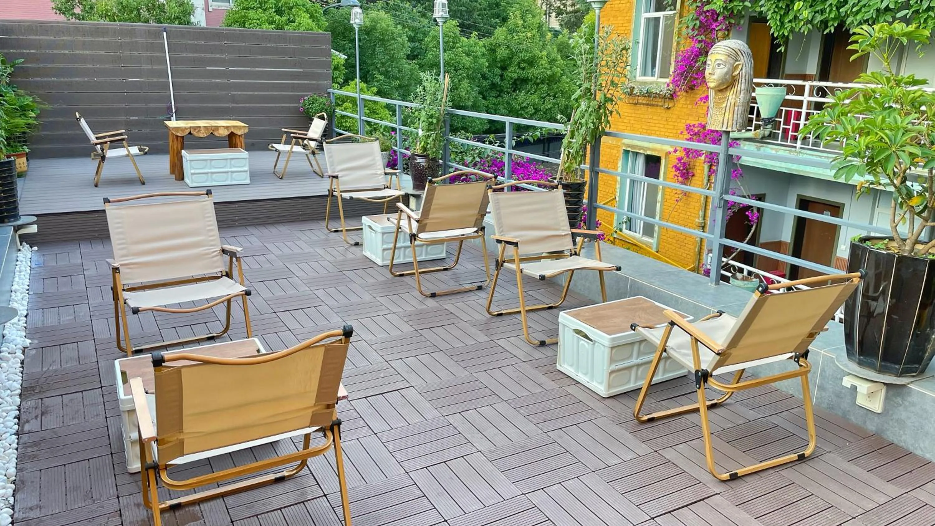 Property building in The Cloudland International Youth Hostel Close to the city center,15 min walks to the subway, Close to the night market, old street, green lake, English-speaking service, free Activity convenient payment and visa cards are accepted