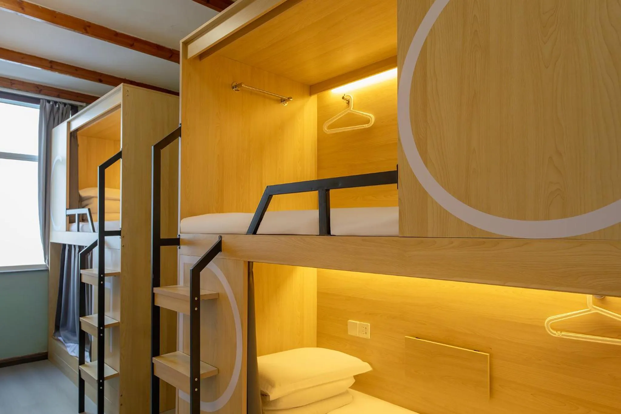 The Cloudland International Youth Hostel Close to the city center,15 min walks to the subway, Close to the night market, old street, green lake, English-speaking service, free Activity convenient payment and visa cards are accepted