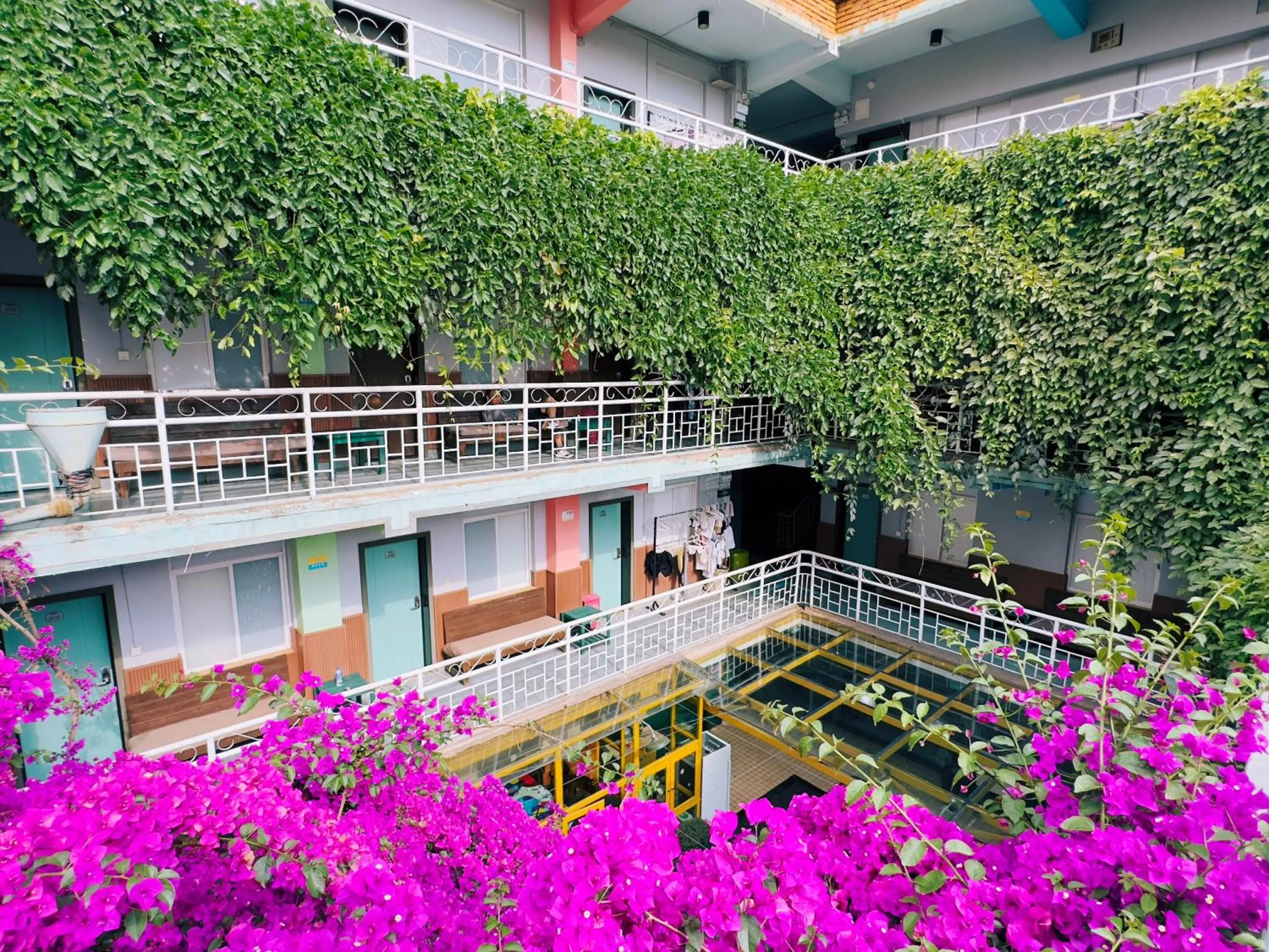 Property building in The Cloudland International Youth Hostel Close to the city center,15 min walks to the subway, Close to the night market, old street, green lake, English-speaking service, free Activity convenient payment and visa cards are accepted