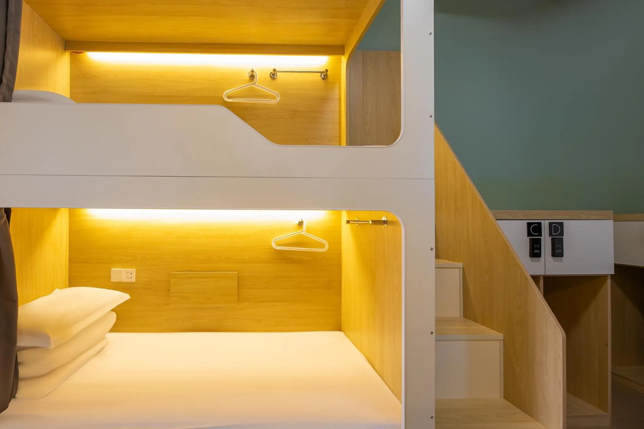 Bed in The Cloudland International Youth Hostel Close to the city center,15 min walks to the subway, Close to the night market, old street, green lake, English-speaking service, free Activity convenient payment and visa cards are accepted