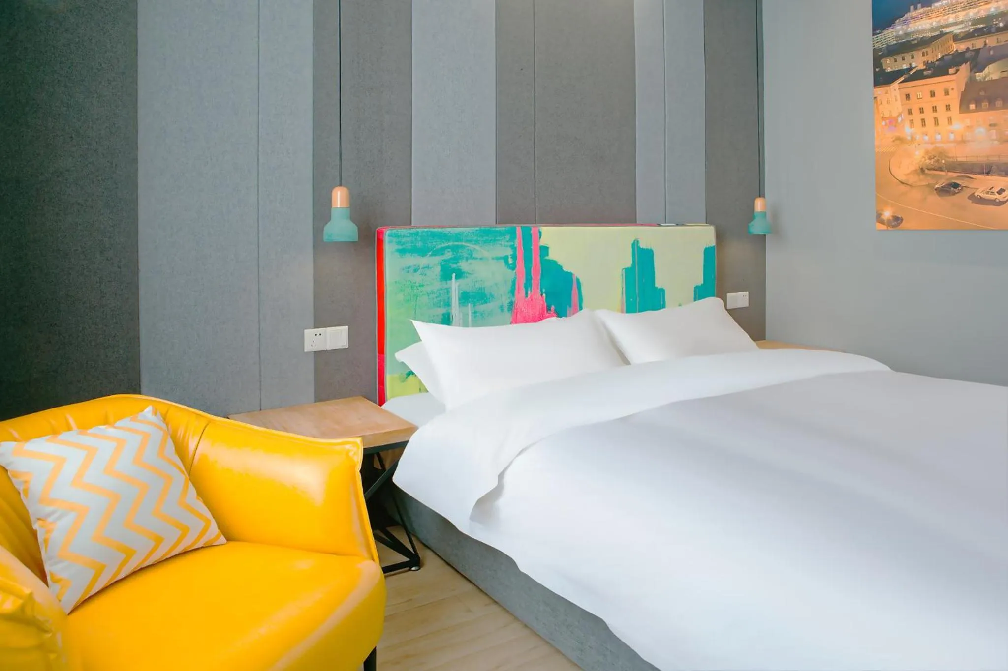 Bed in The Cloudland International Youth Hostel Close to the city center,15 min walks to the subway, Close to the night market, old street, green lake, English-speaking service, free Activity convenient payment and visa cards are accepted
