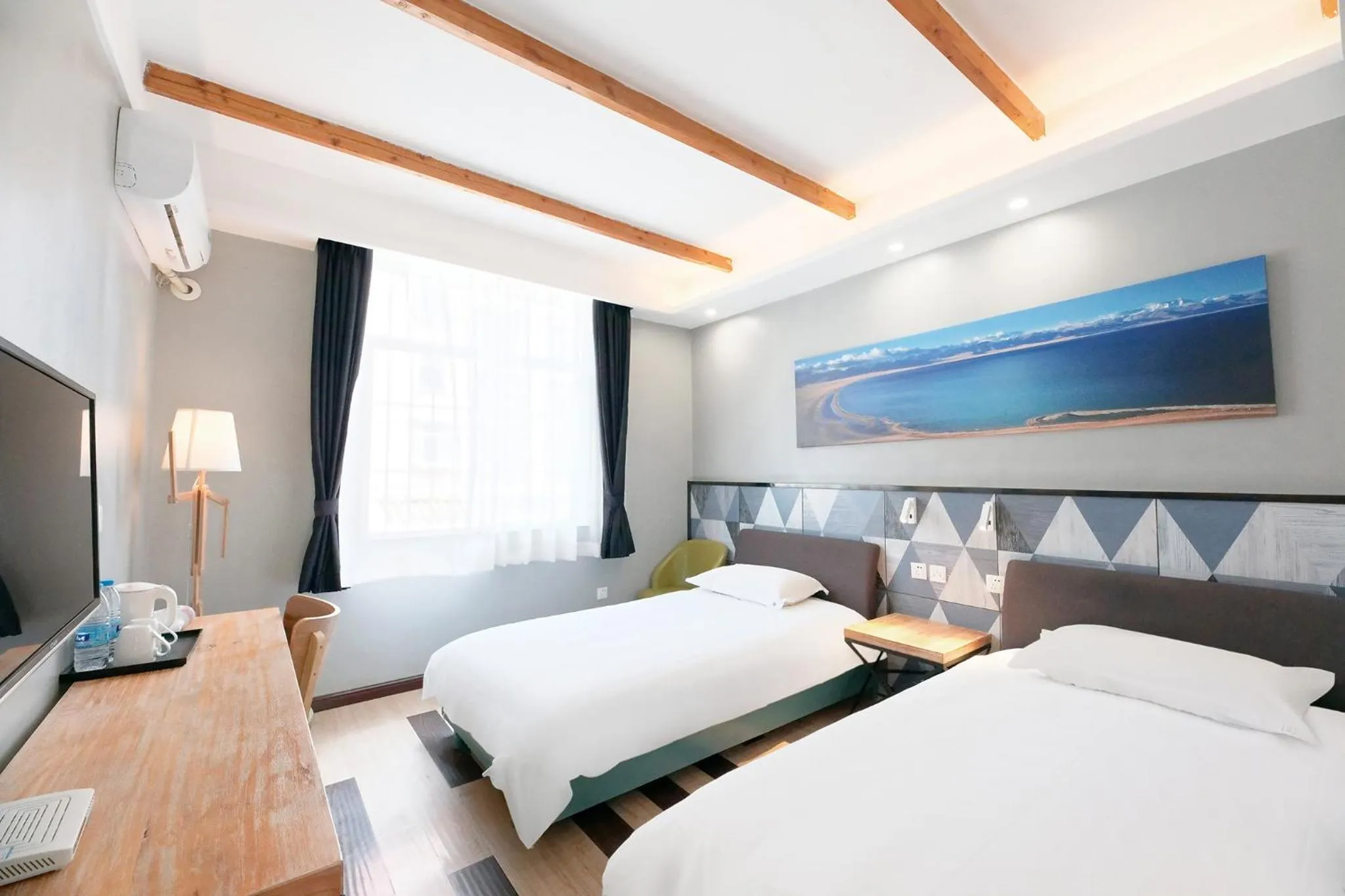 Bed in The Cloudland International Youth Hostel Close to the city center,15 min walks to the subway, Close to the night market, old street, green lake, English-speaking service, free Activity convenient payment and visa cards are accepted