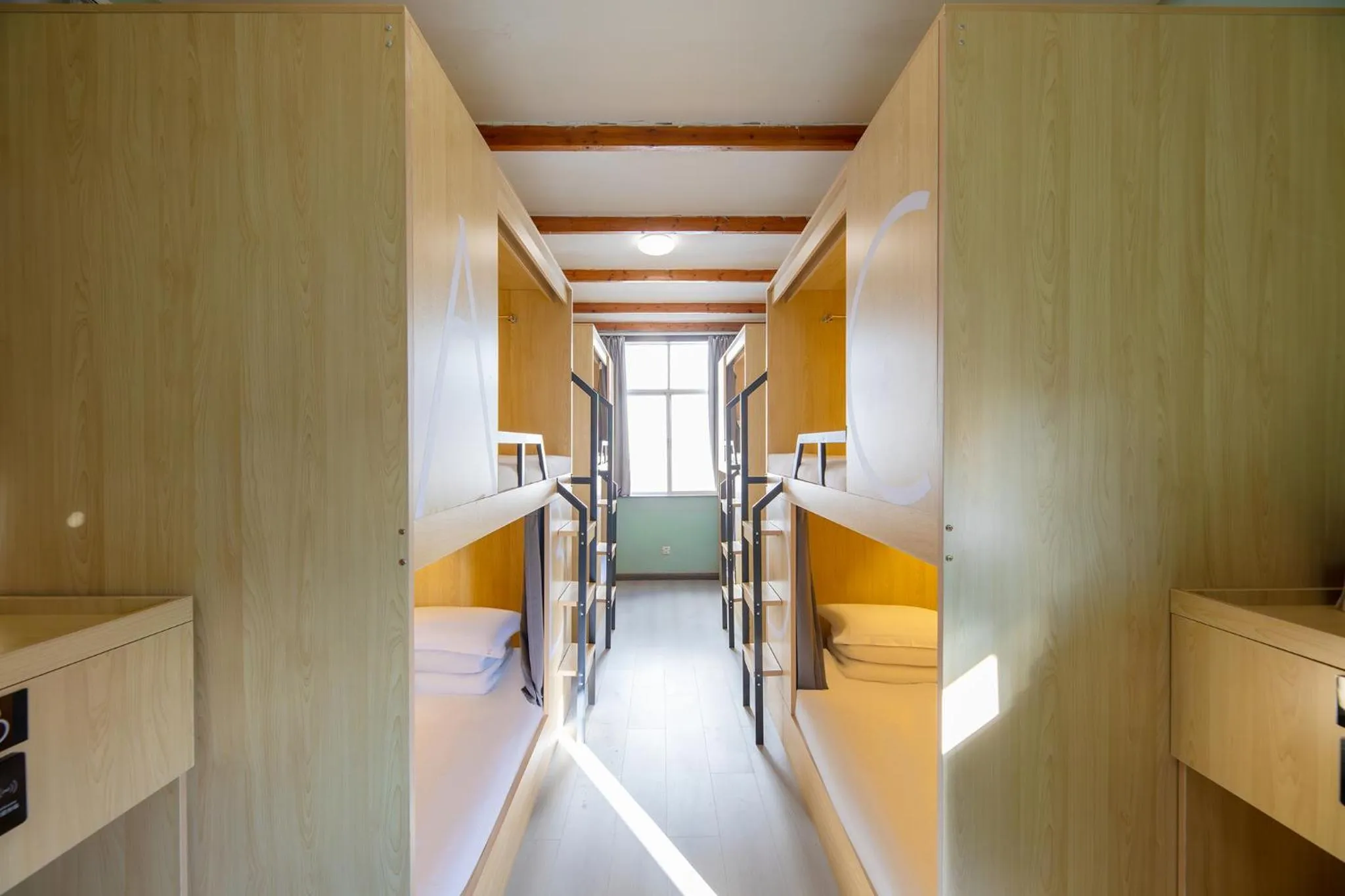 Bed in The Cloudland International Youth Hostel Close to the city center,15 min walks to the subway, Close to the night market, old street, green lake, English-speaking service, free Activity convenient payment and visa cards are accepted