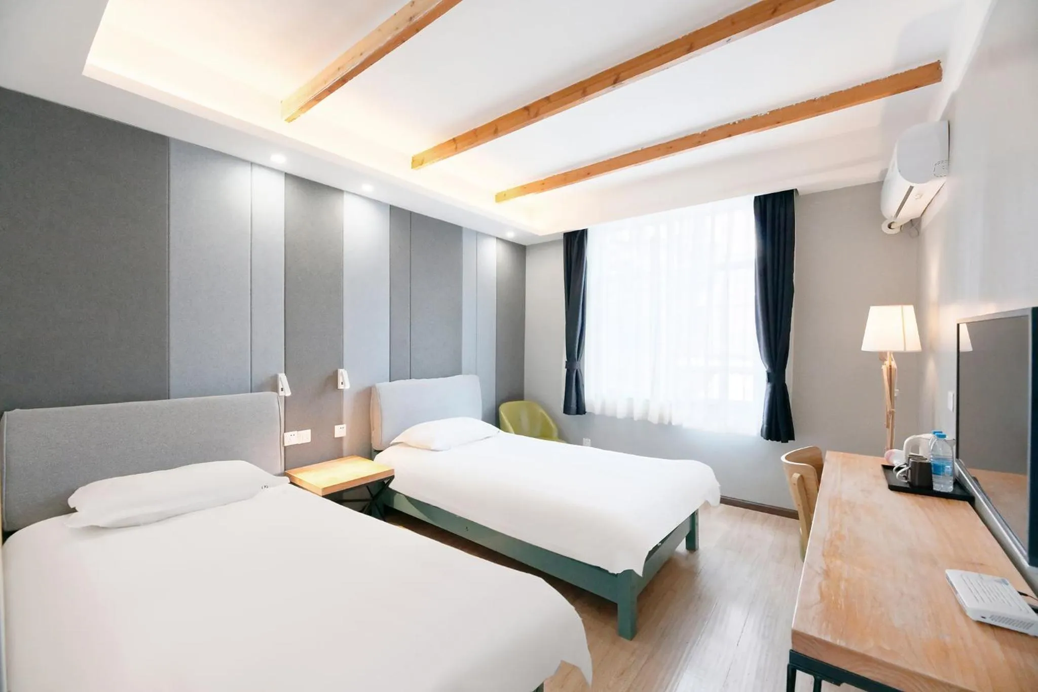 Bed in The Cloudland International Youth Hostel Close to the city center,15 min walks to the subway, Close to the night market, old street, green lake, English-speaking service, free Activity convenient payment and visa cards are accepted