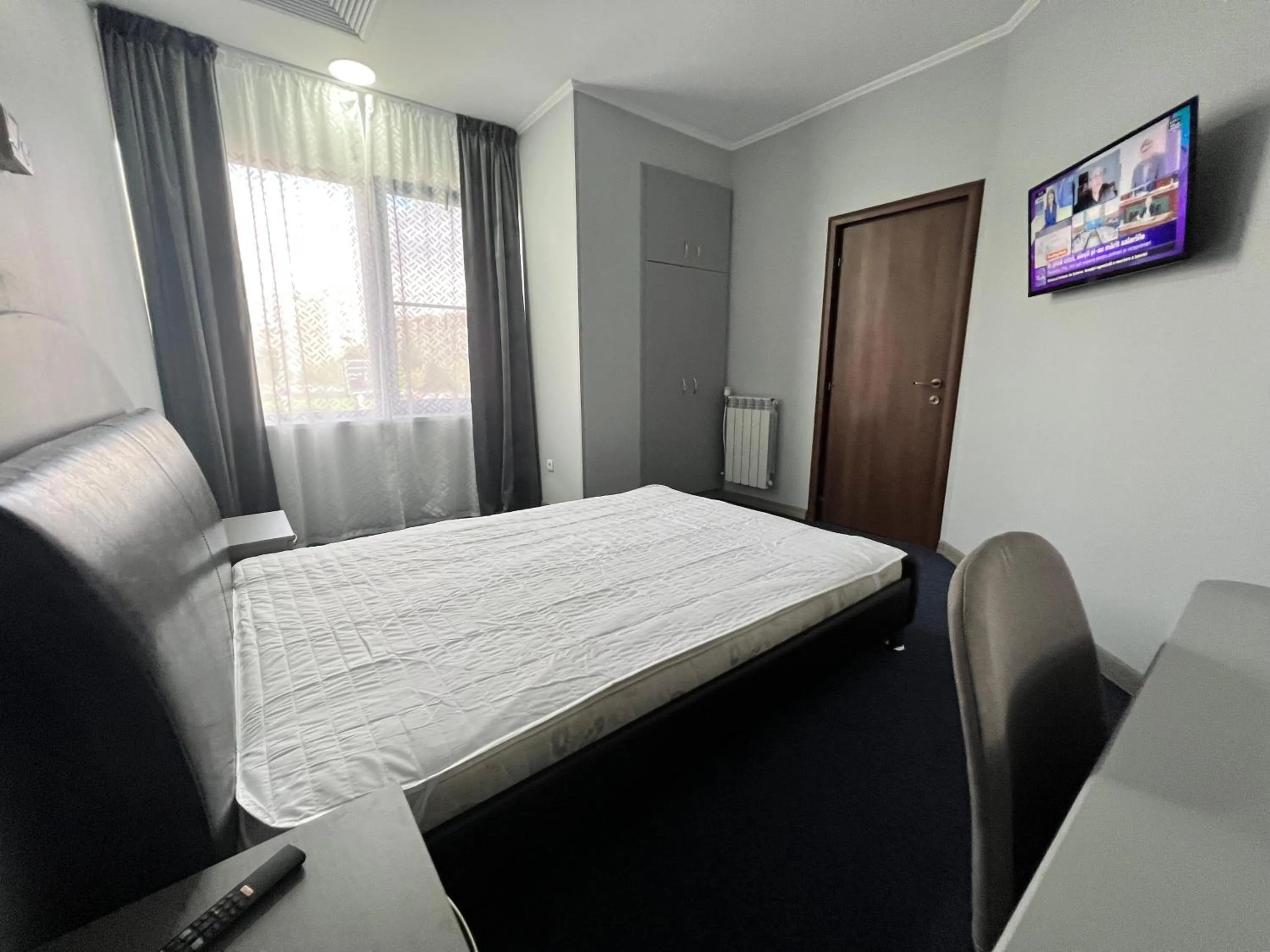 Bedroom, Bed in Motel Carmen