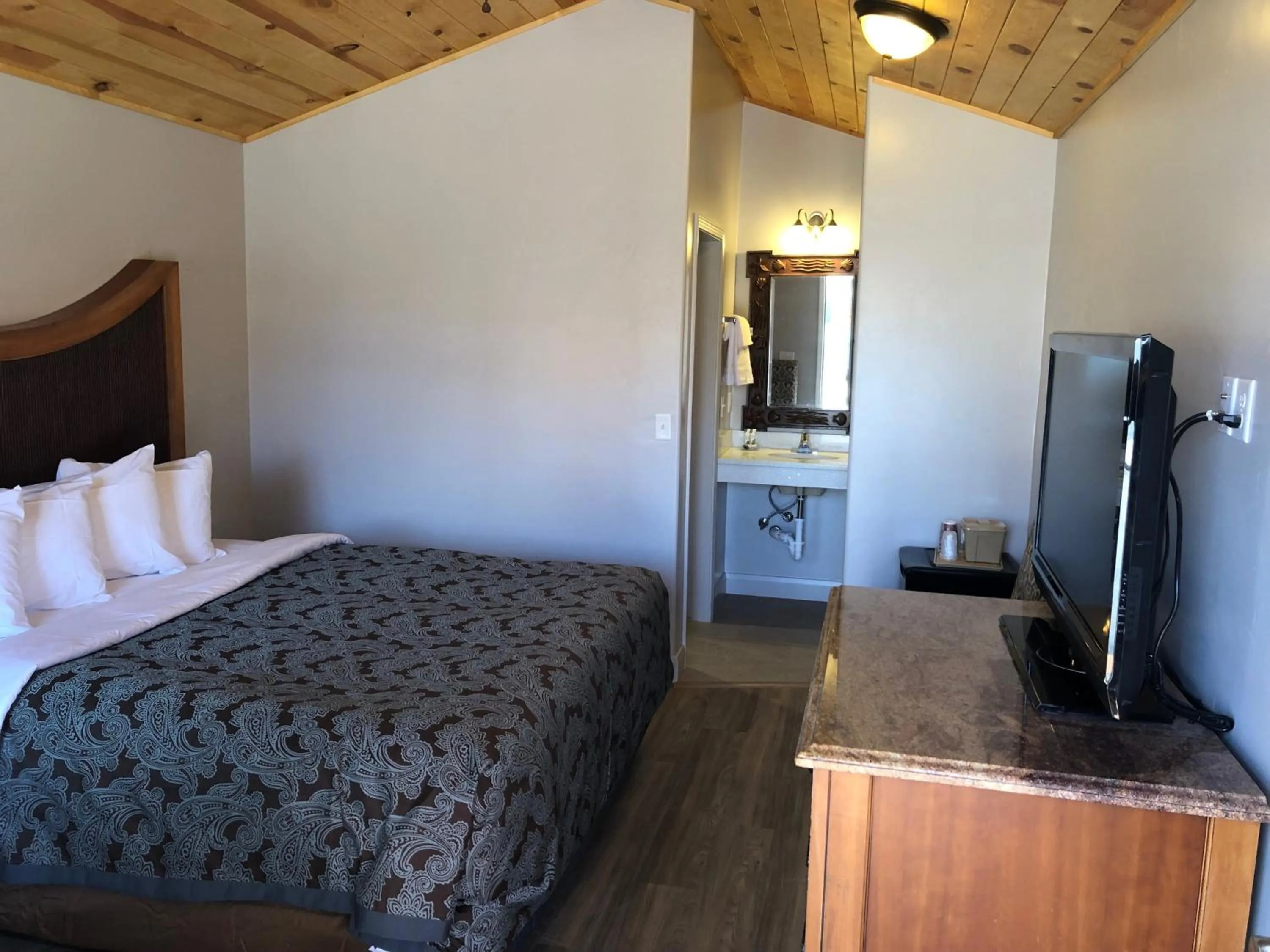 Bedroom, Bed in Red Canyon Cabins