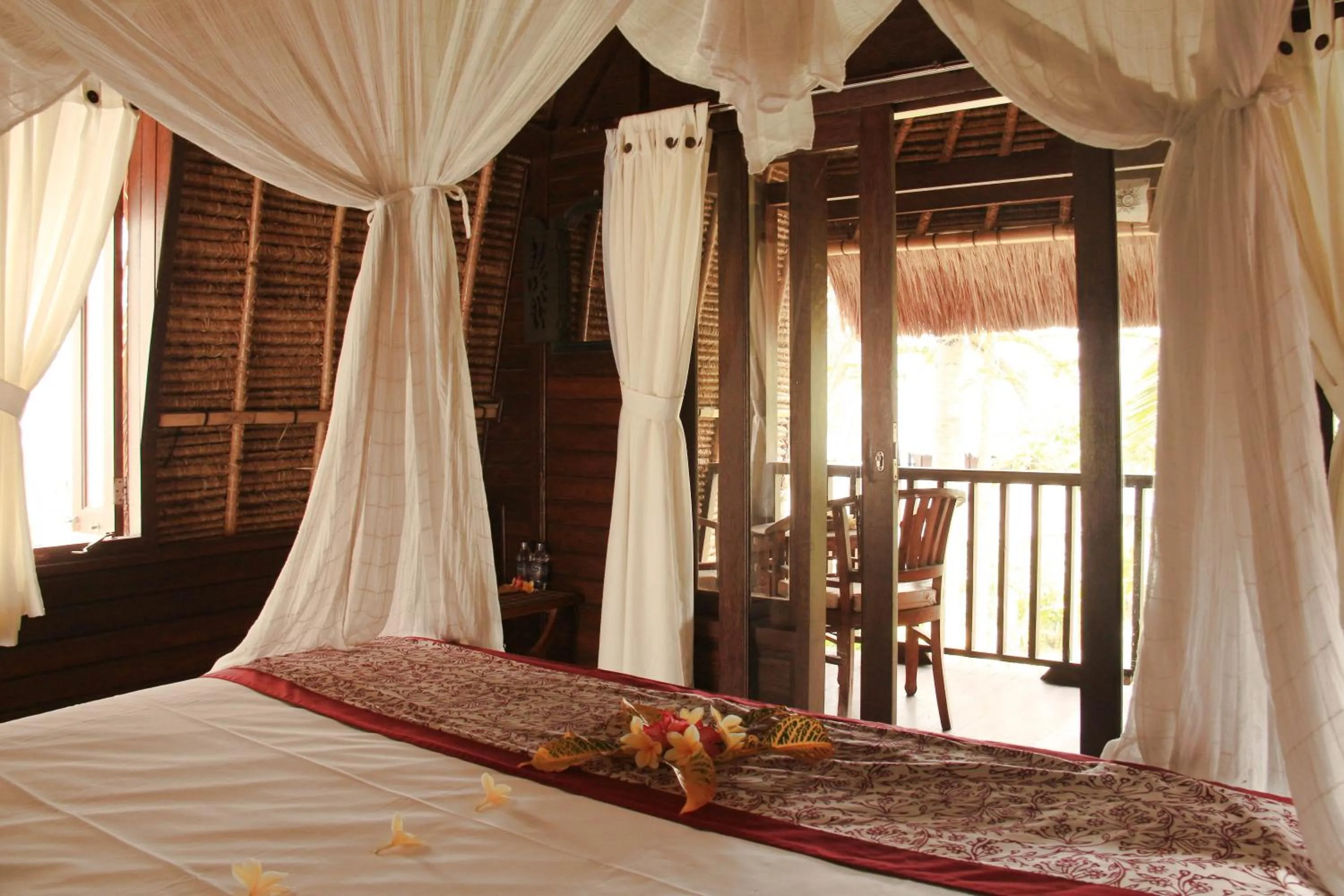 Photo of the whole room, Bed in MolaMola House