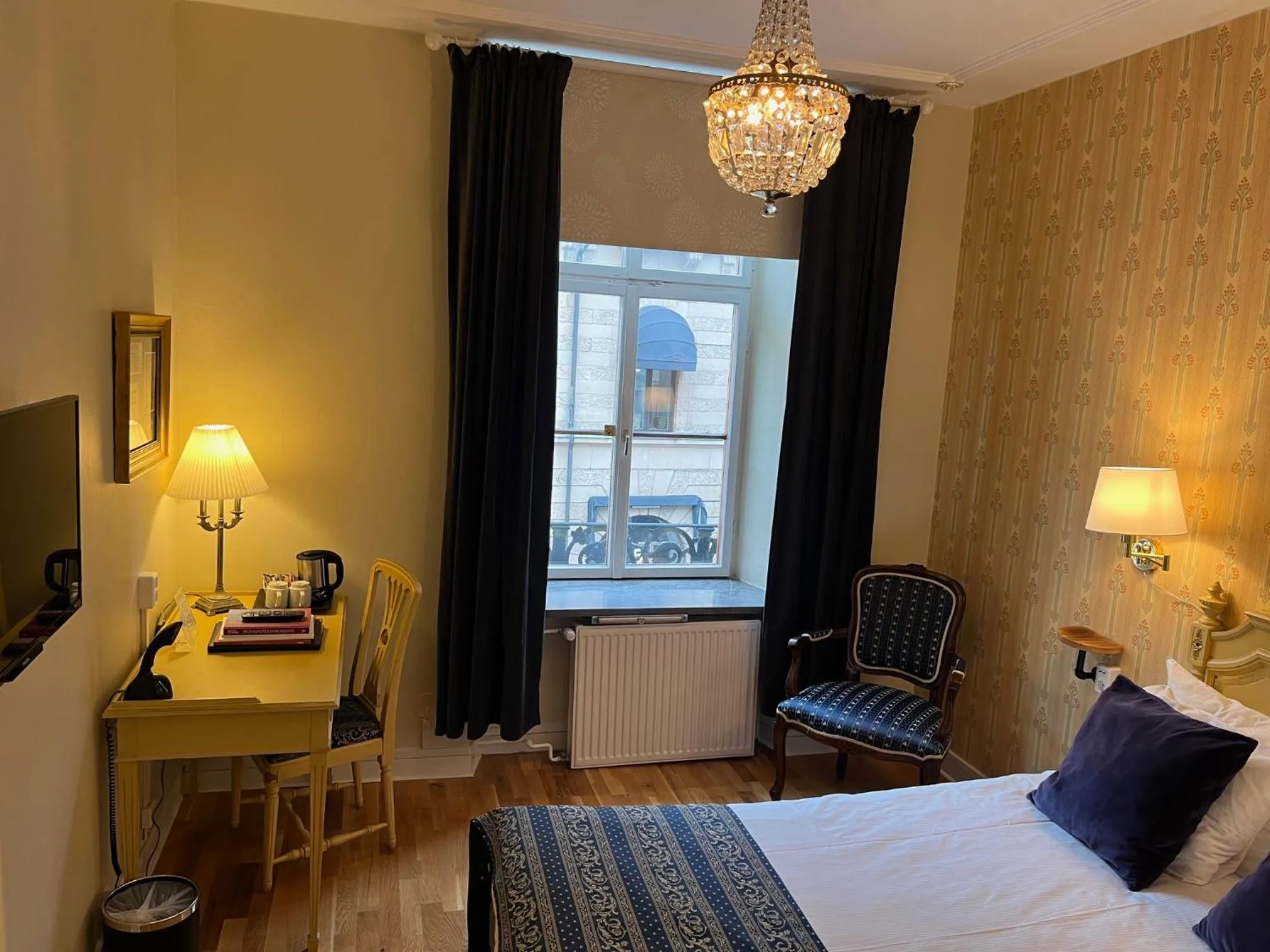 Bed in Mayfair Hotel Tunneln