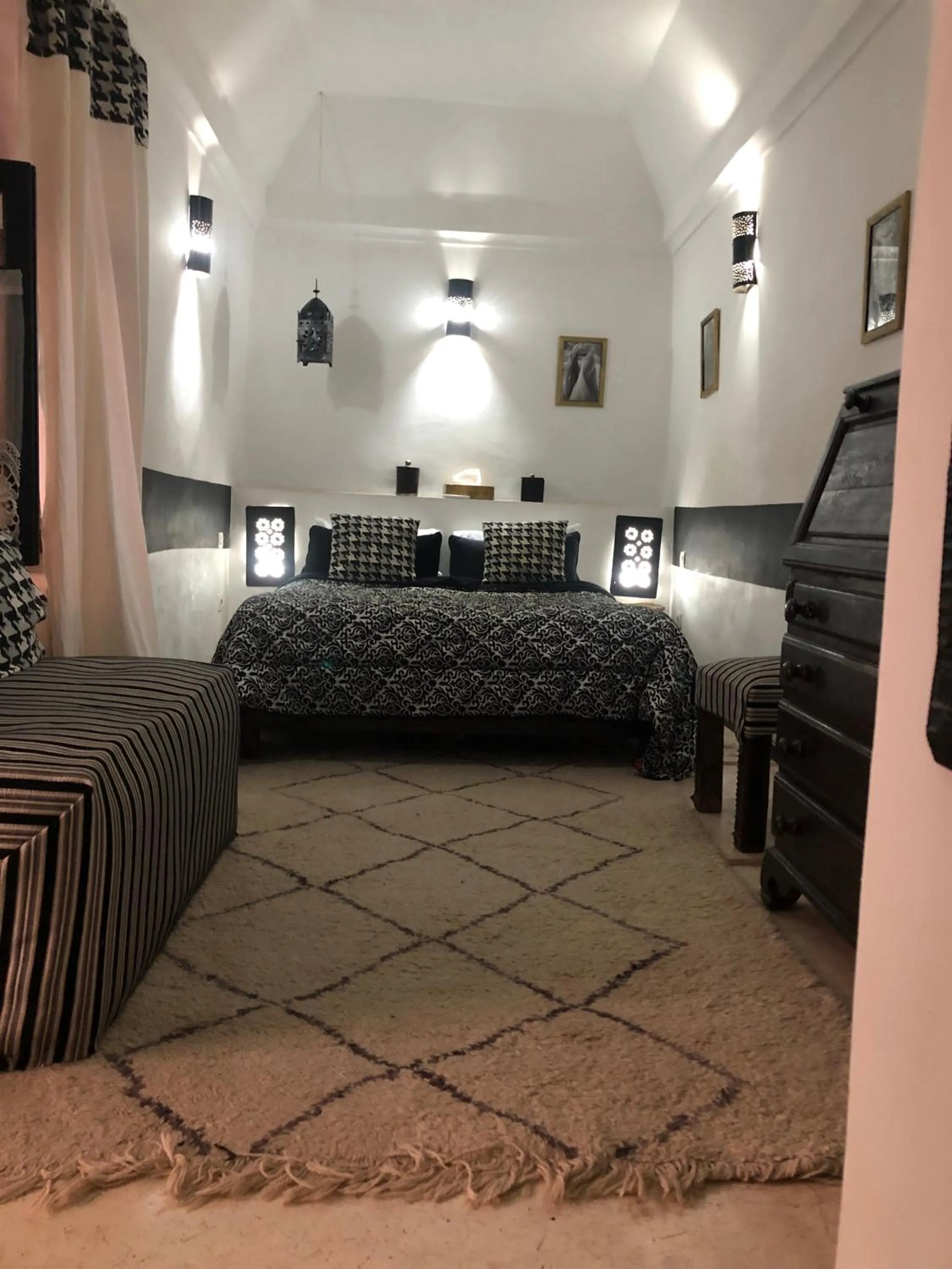 Photo of the whole room, Bed in Riad Alamine