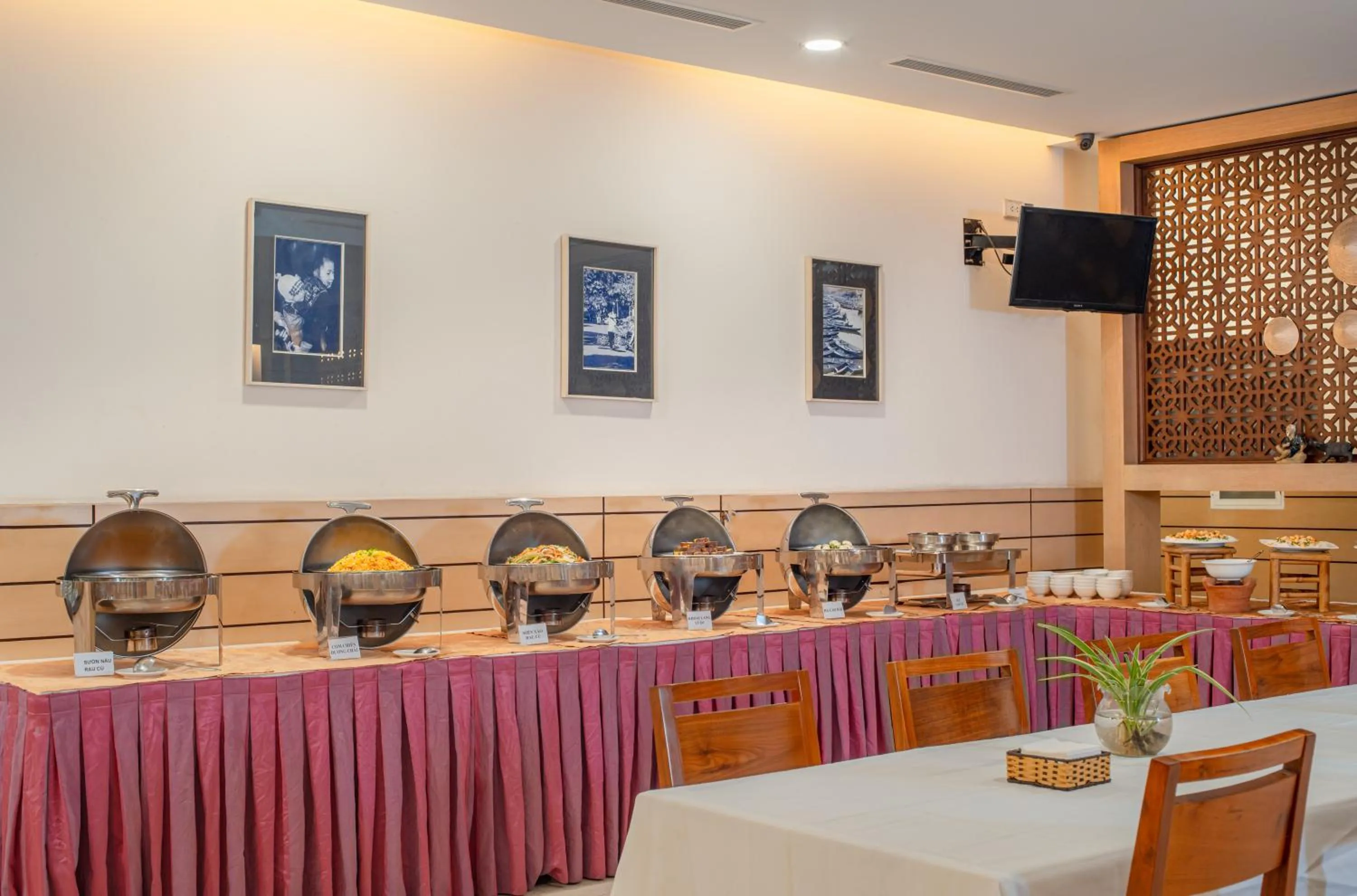 Restaurant/places to eat in Nhi Phi Hotel