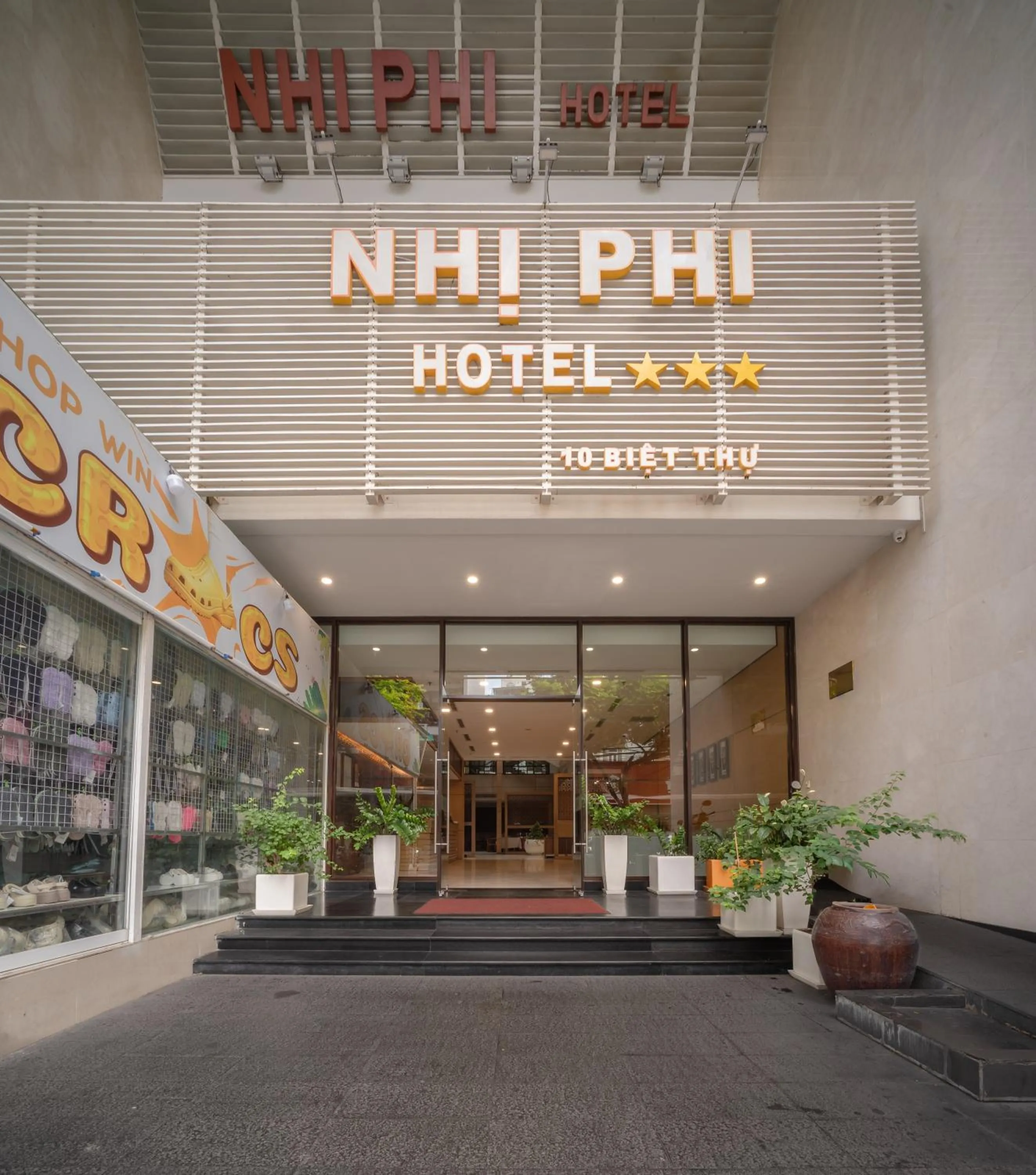 Facade/entrance in Nhi Phi Hotel