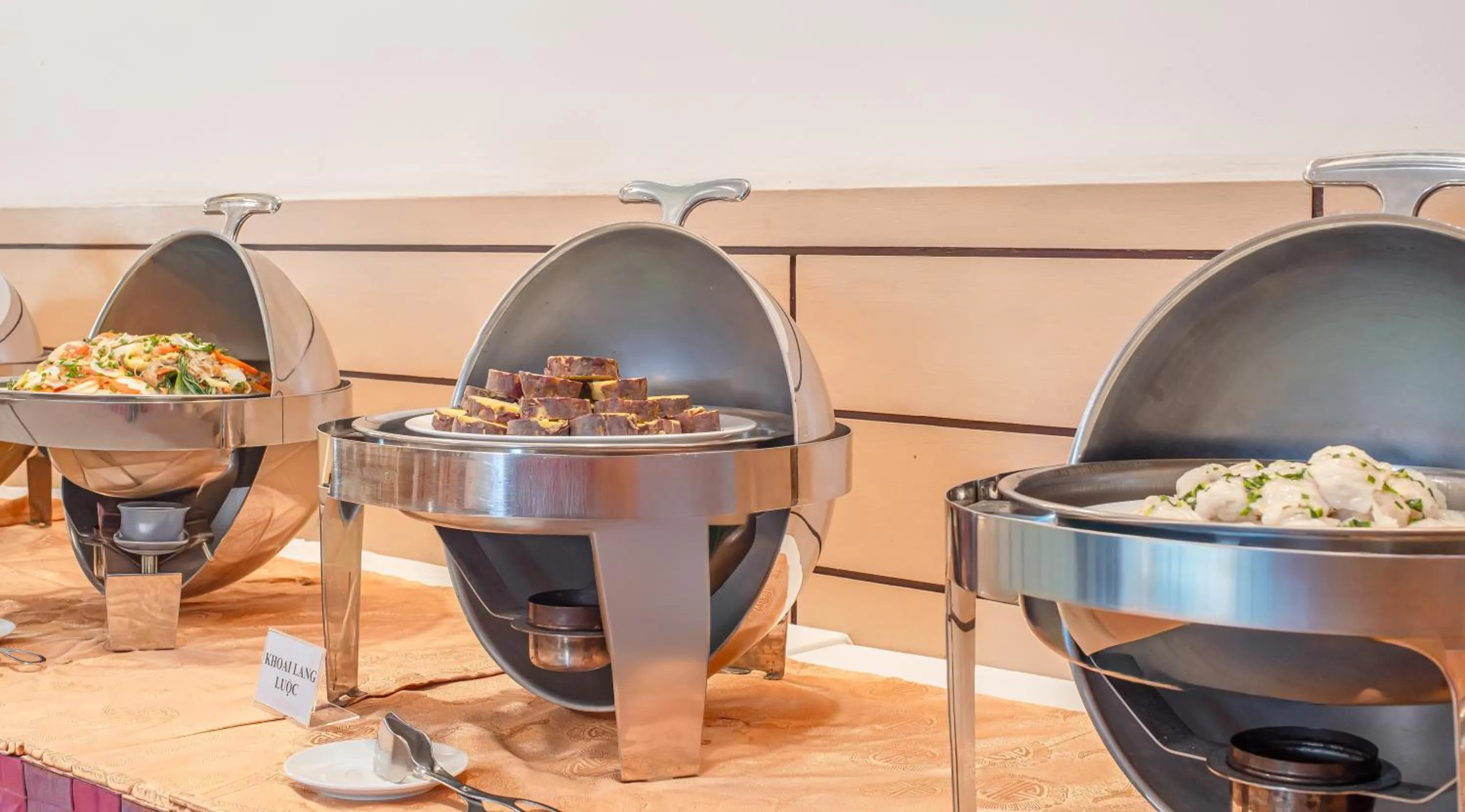 Food and drinks in Nhi Phi Hotel