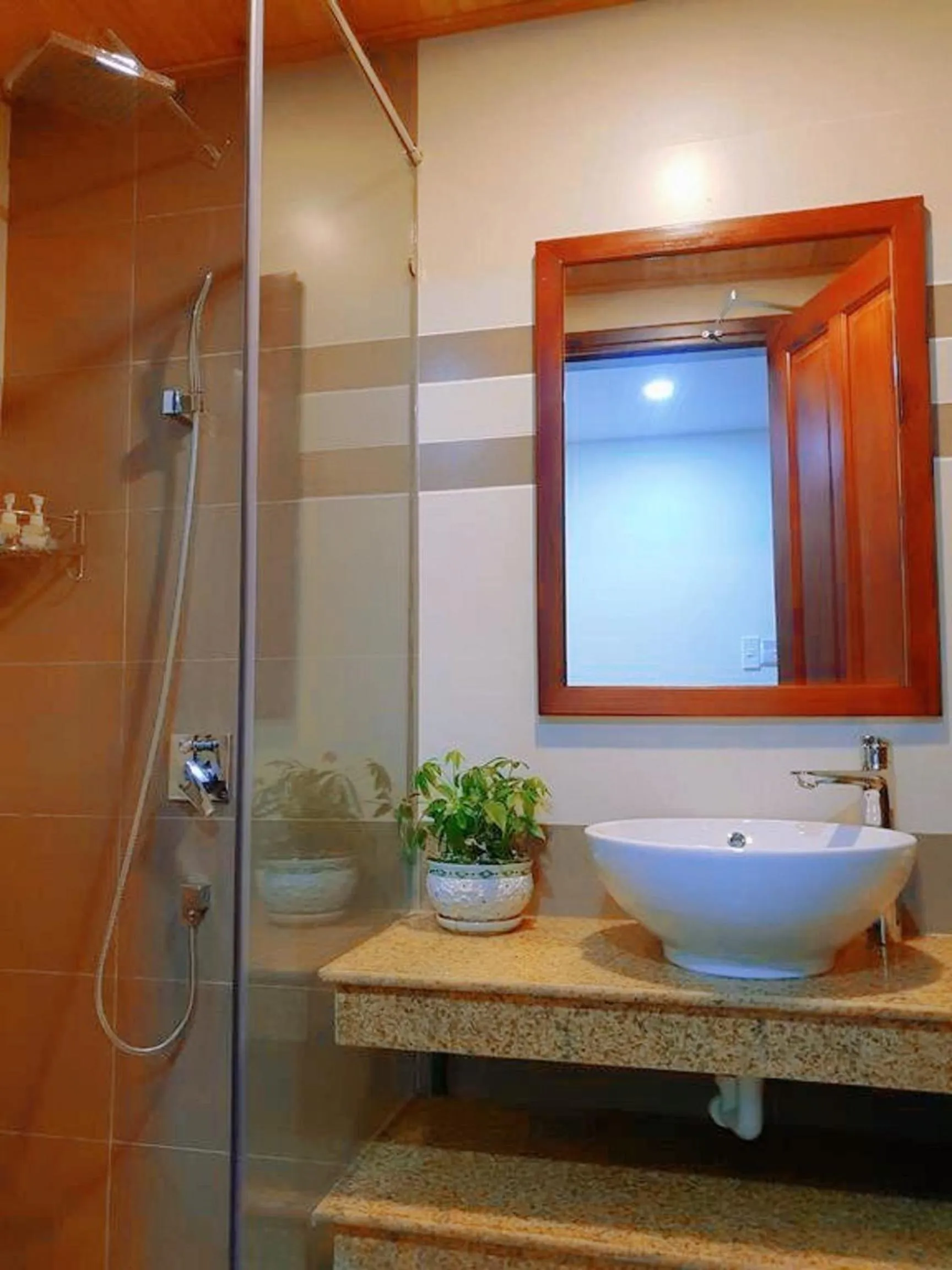 Shower in Southern Hotel Hoi An