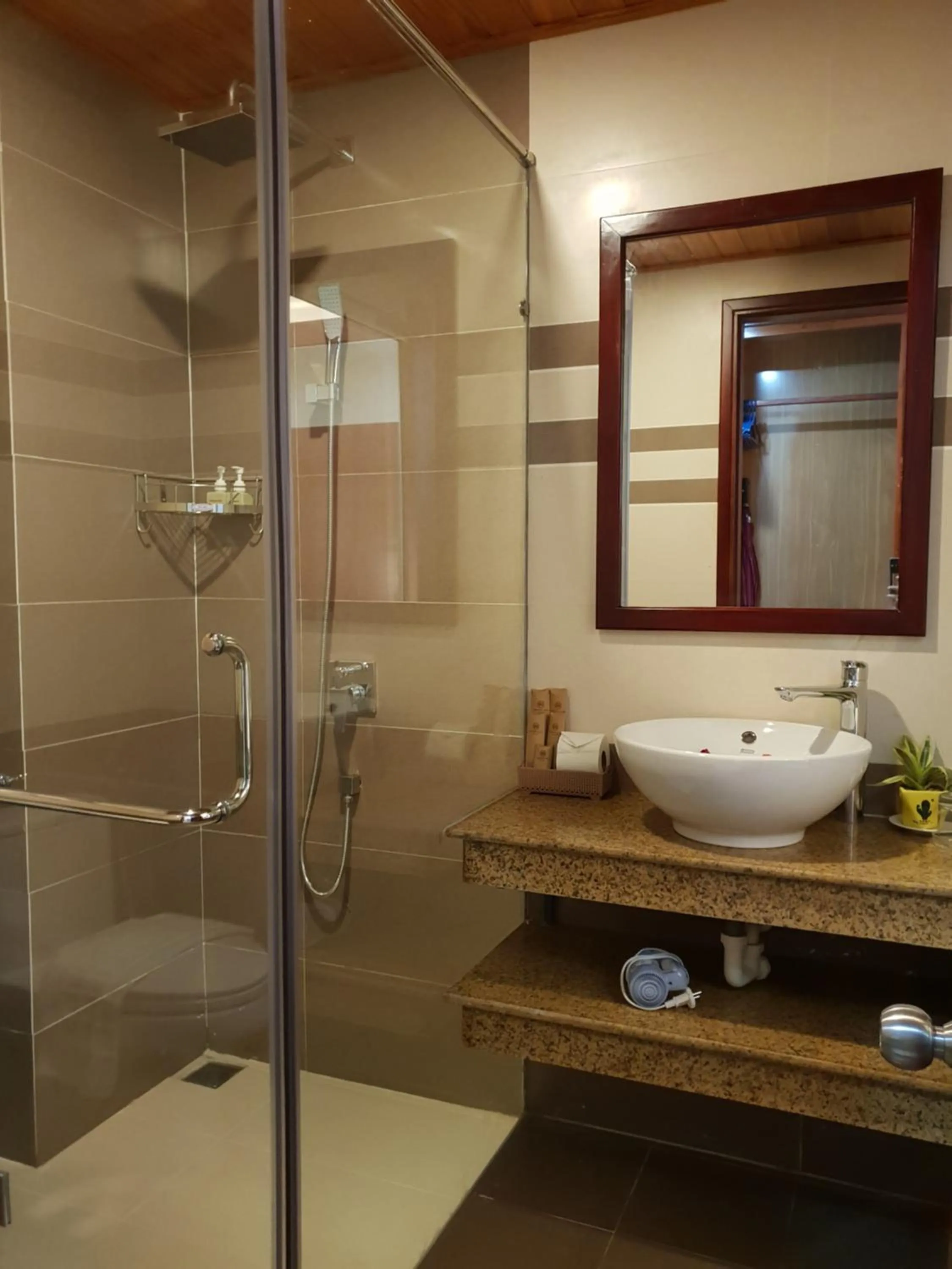 Shower in Southern Hotel Hoi An