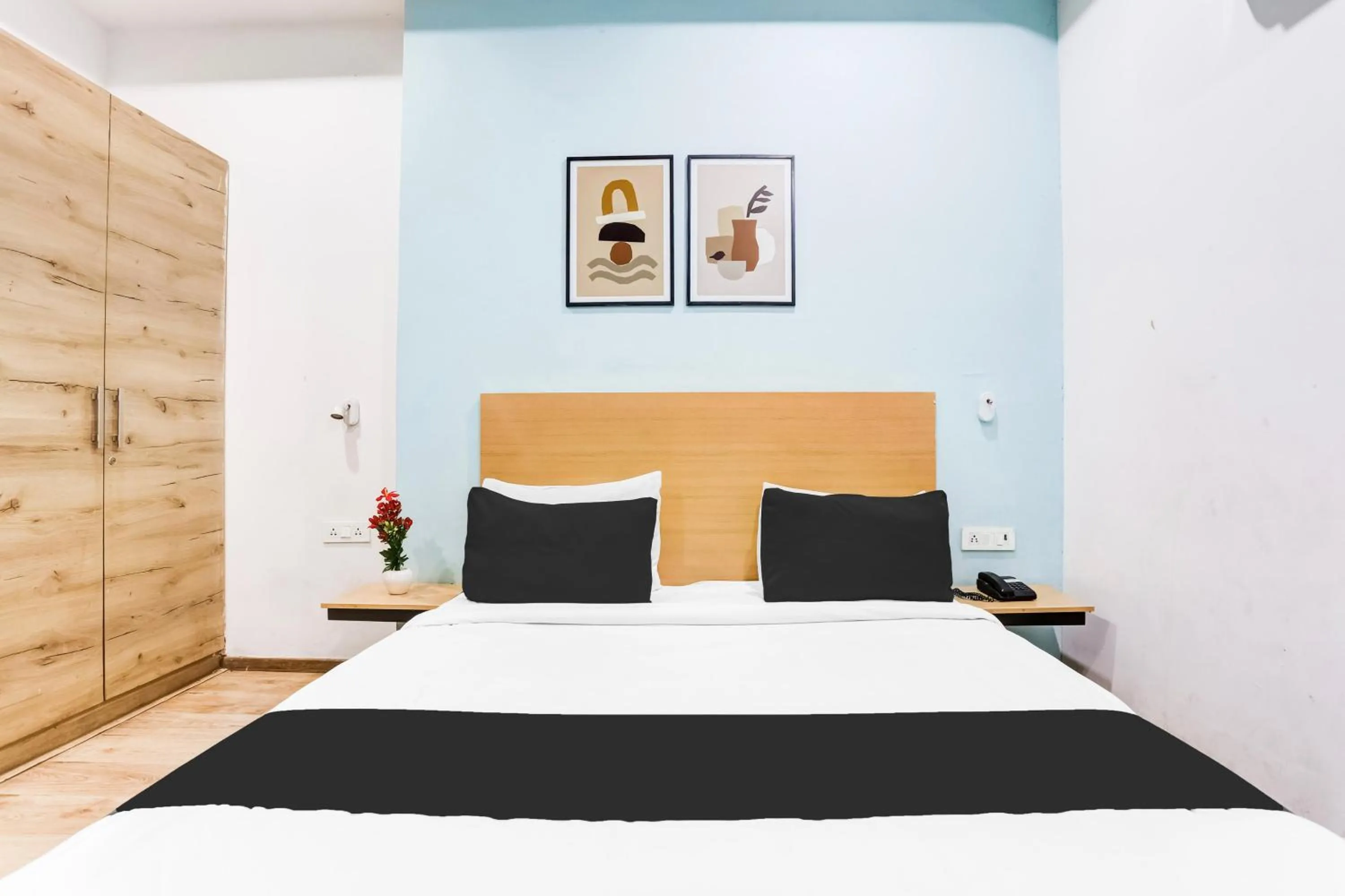 Bedroom, Bed in Super Townhouse Rohini Sector 23