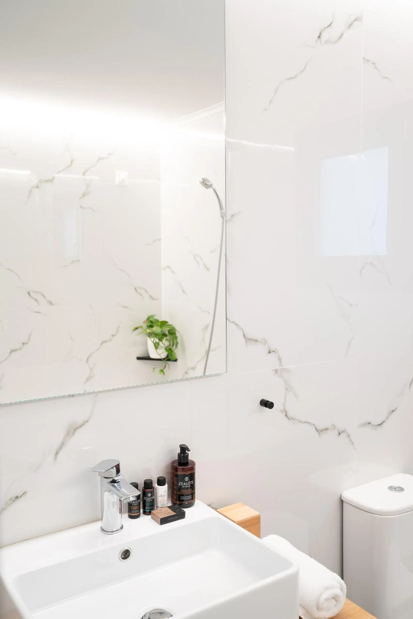 CHROMA FASHION ROOMS & APARTMENTS