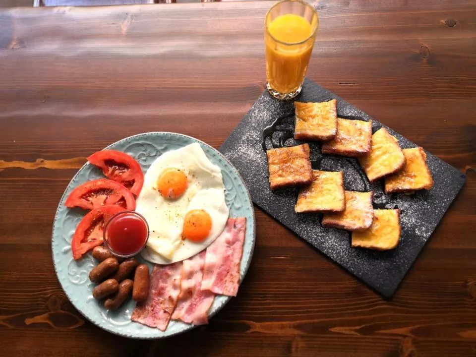 Restaurant/places to eat in CHROMA FASHION ROOMS & APARTMENTS