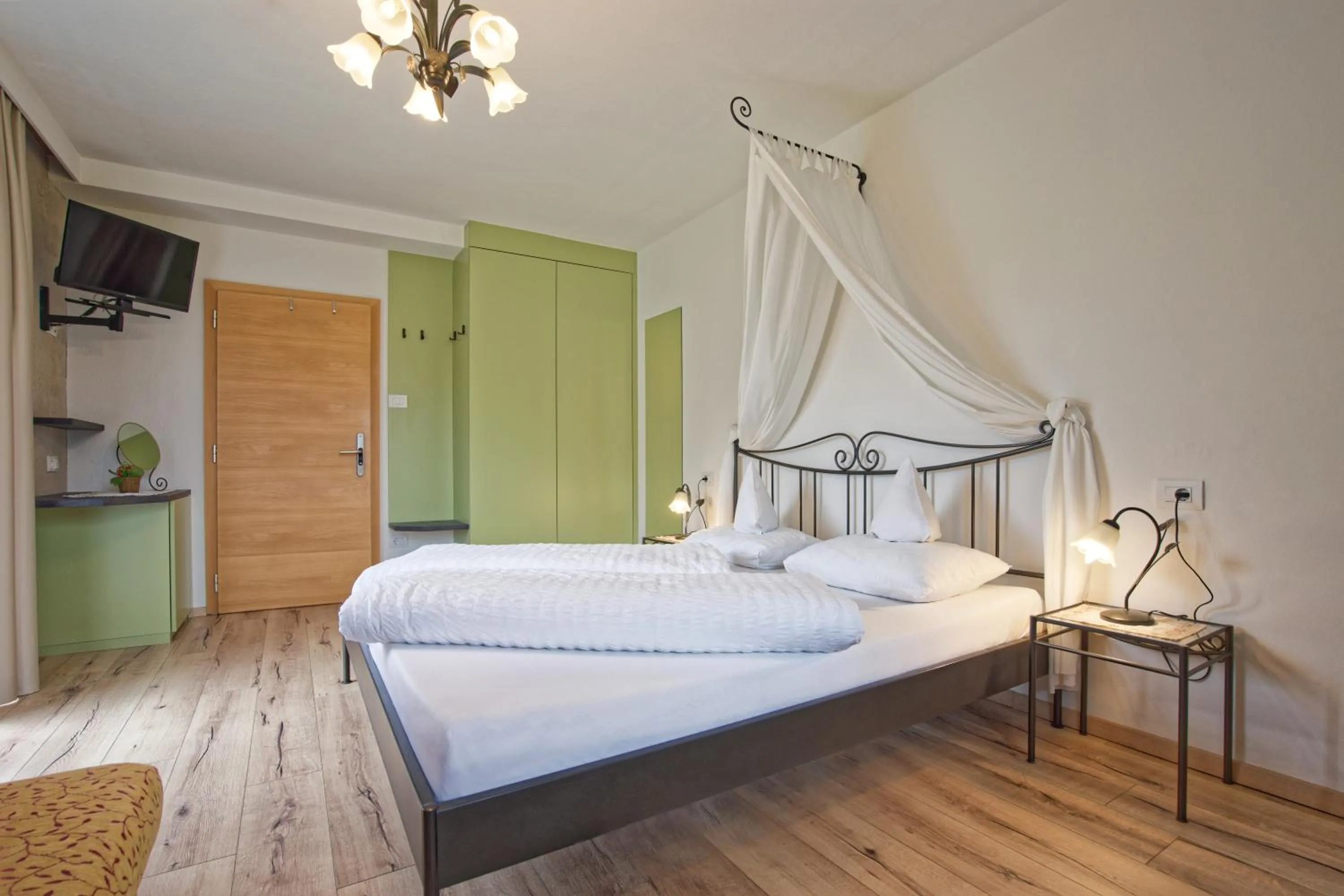 Photo of the whole room, Bed in Bergchalet Hotel Reinerhof