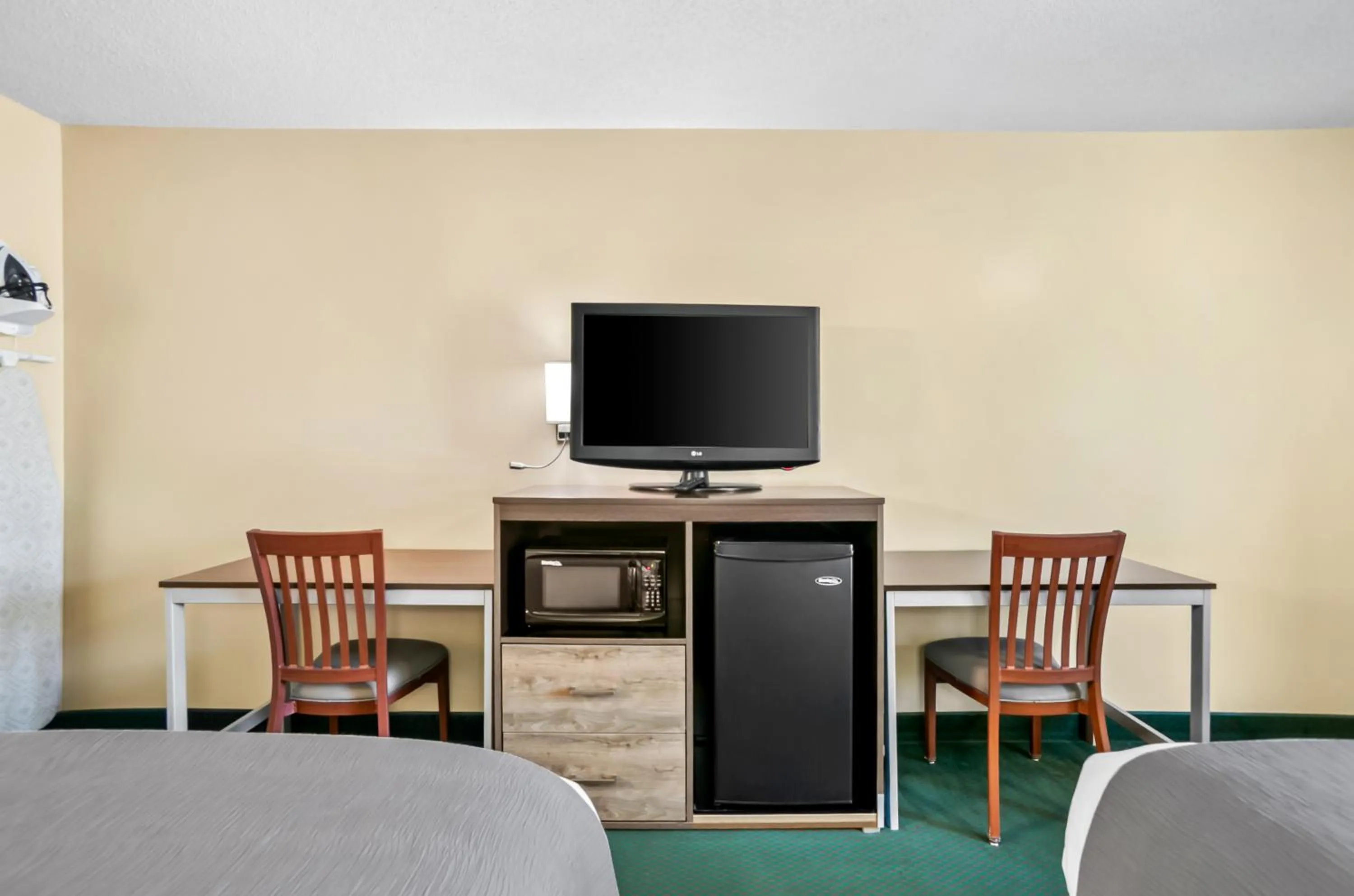 Bed in Americas Best Value Inn - Rome