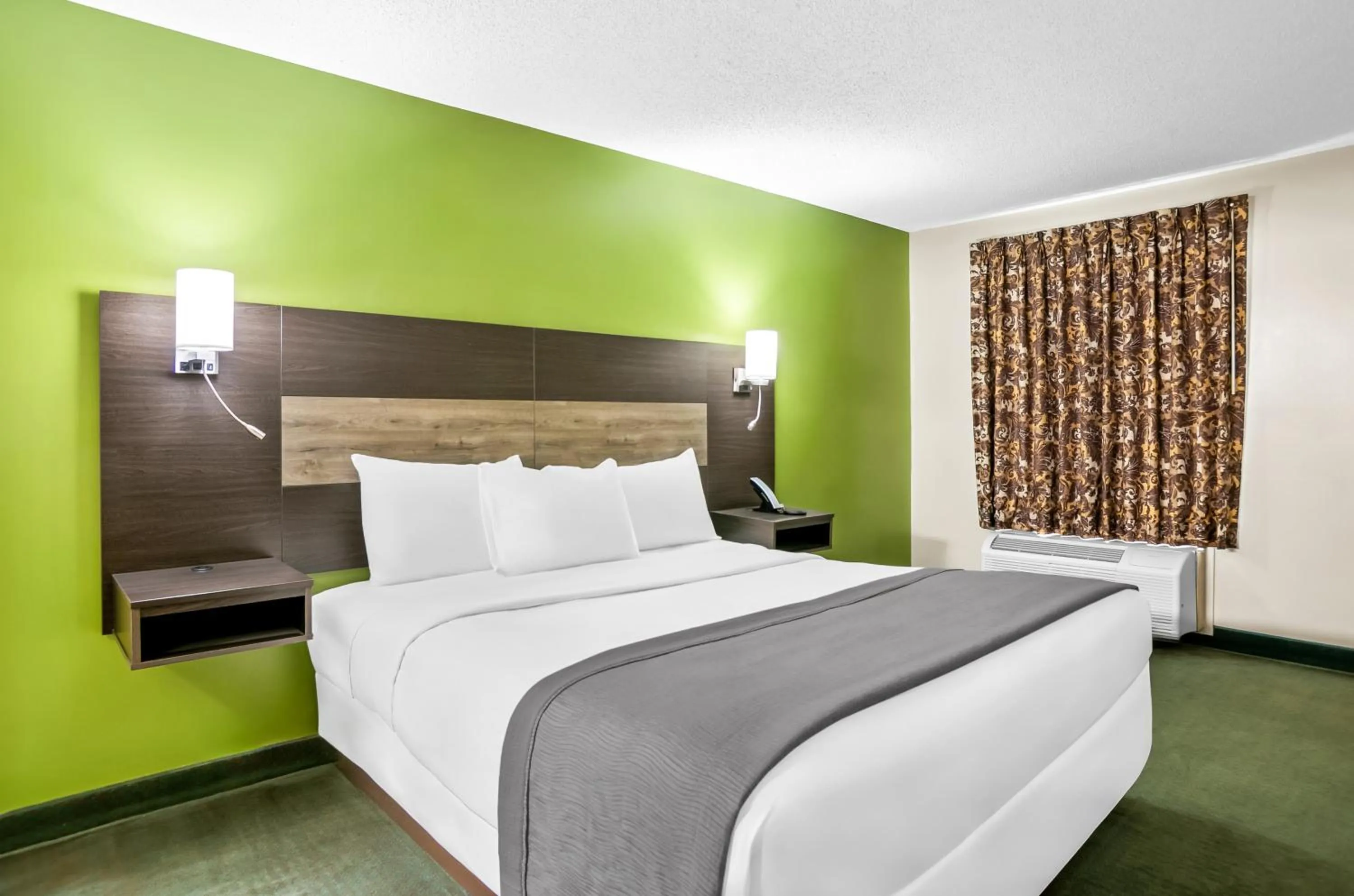 Bed in Americas Best Value Inn - Rome