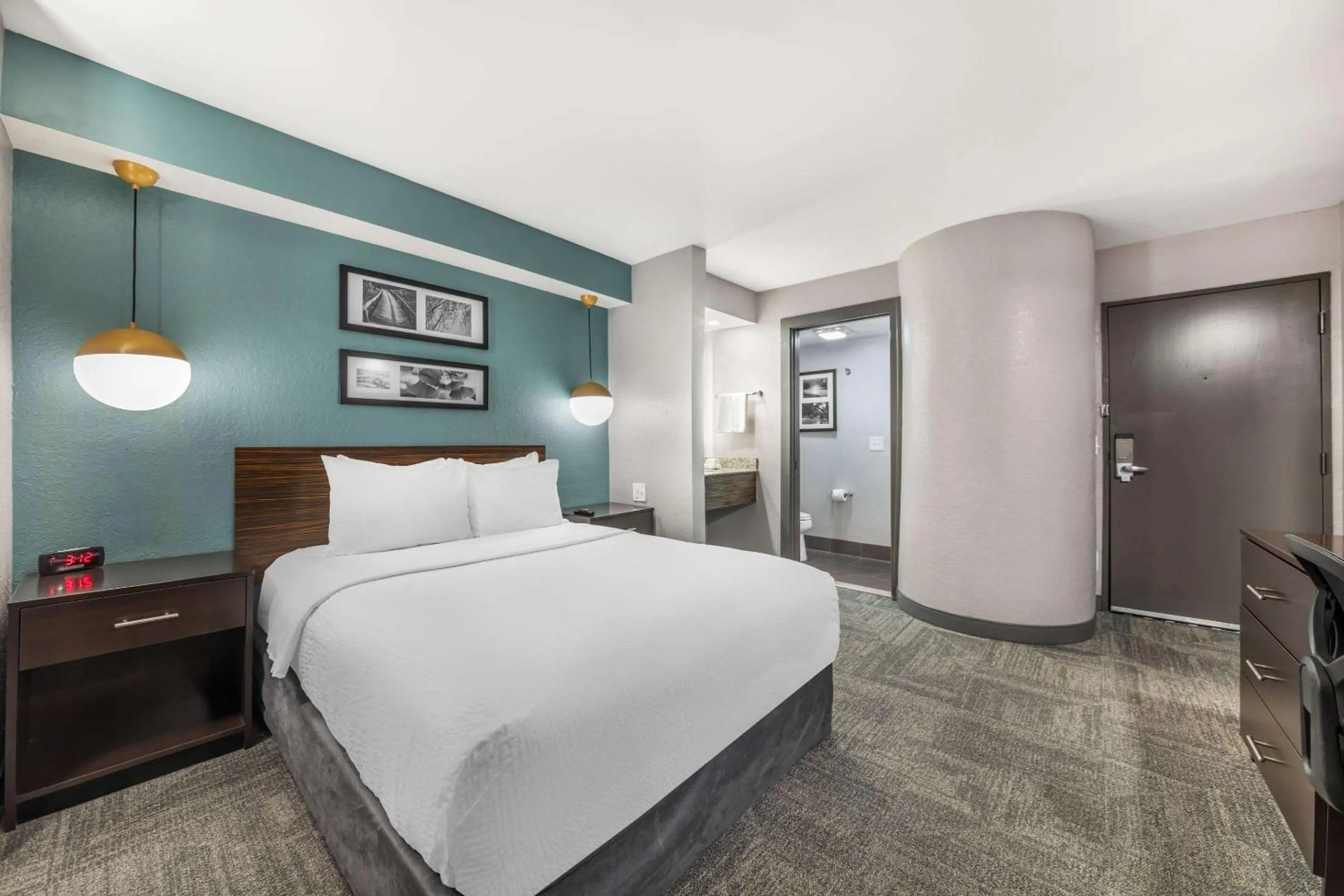 Bedroom, Bed in Sleep Inn Miami Airport