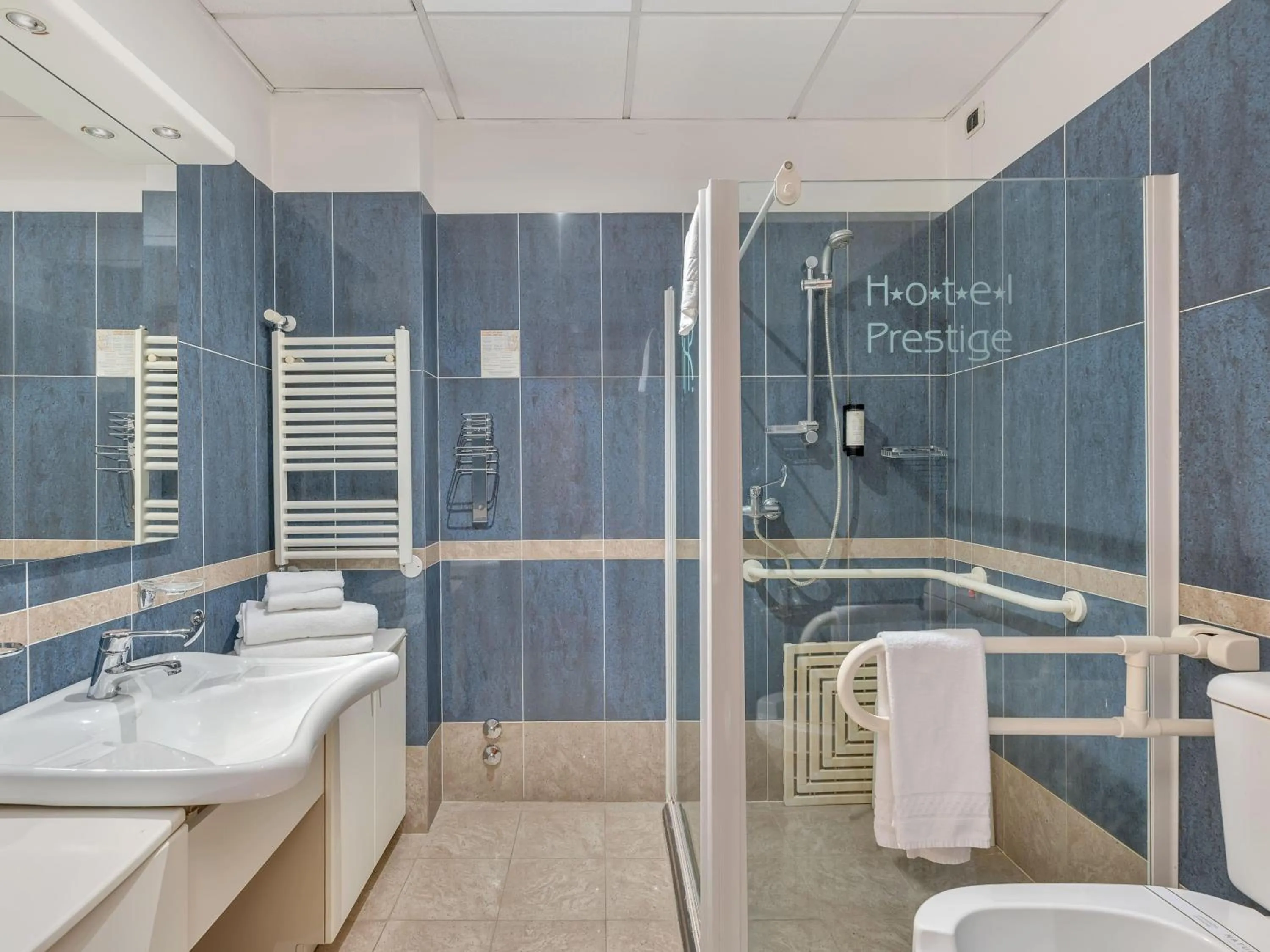 Bathroom in B&B HOTELS Hotel Prestige Ornago